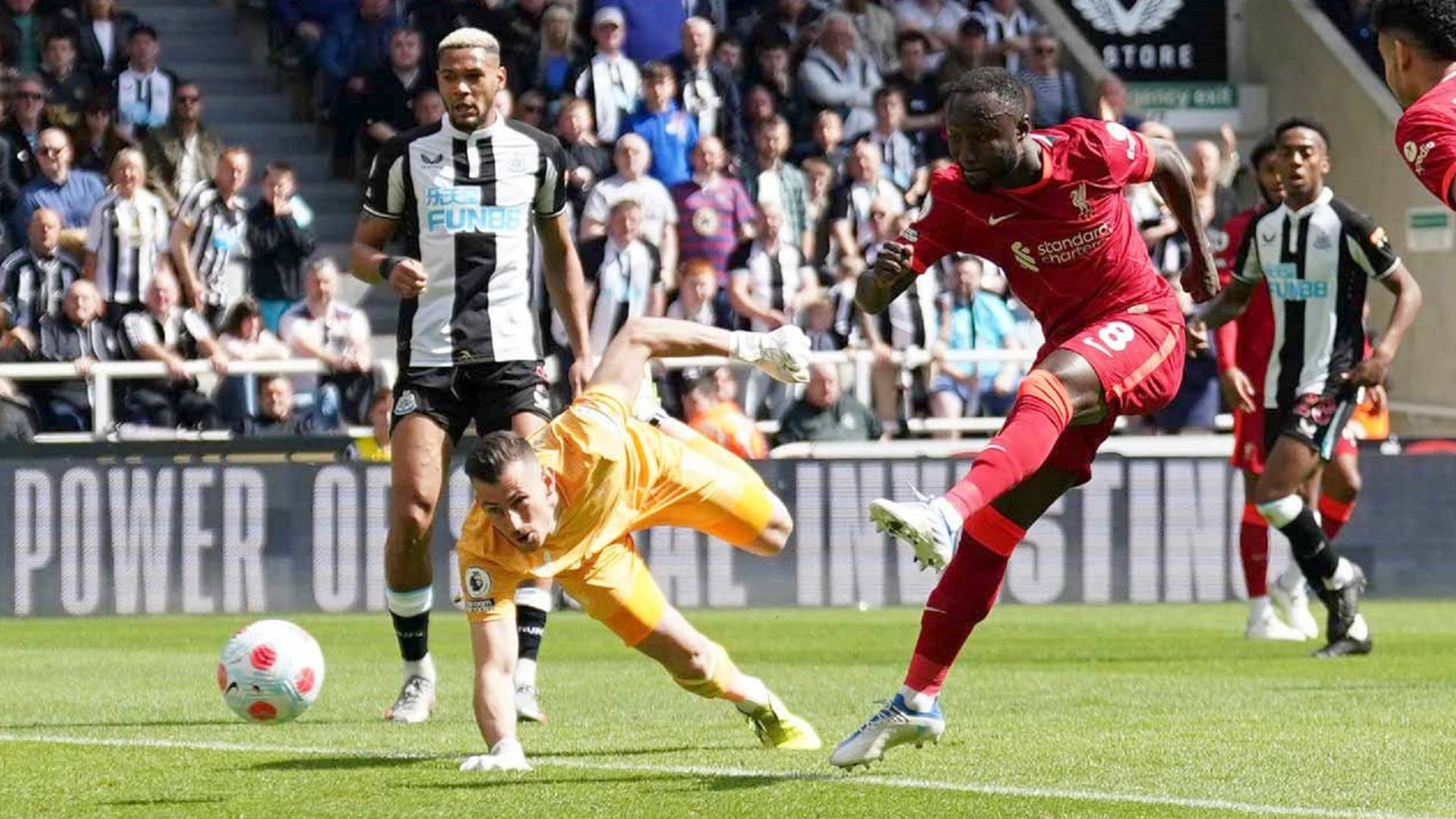 صورة بعنوان: ليفربول يتصدر مؤقتاً الدوري الإنجليزي ويترقب الممتاز  