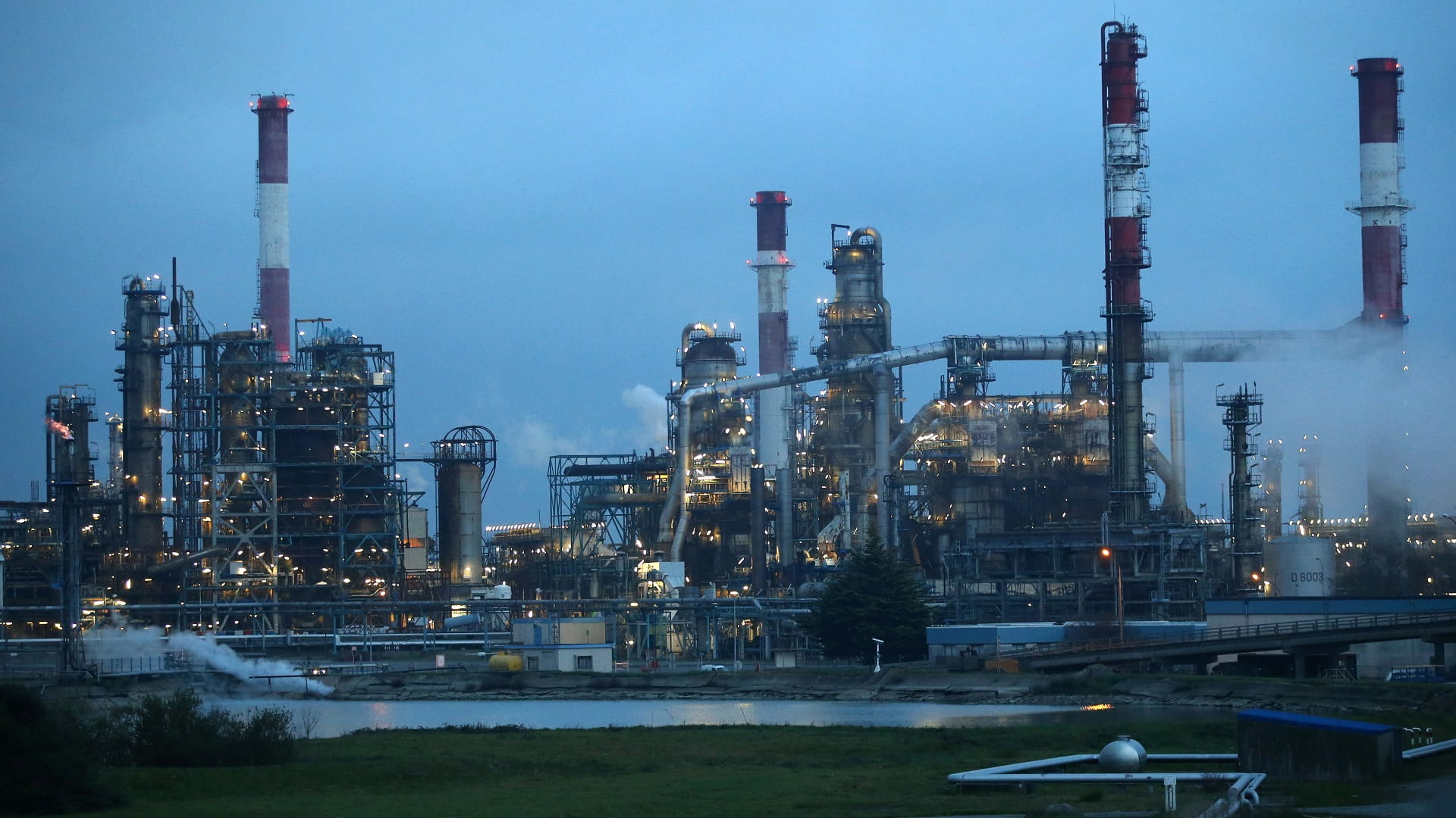 صورة بعنوان: النفط يهبط 4% بعد بيانات ضعيفة لنشاط المصانع  