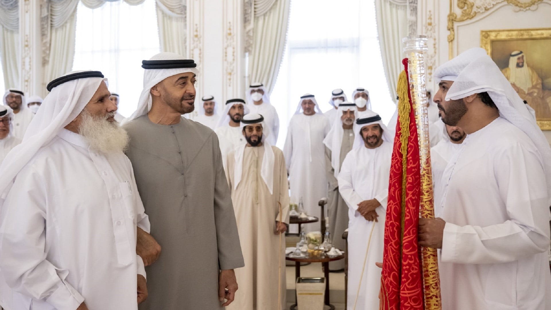 صورة بعنوان: رئيس الدولة يستقبل الفائز بلقب "شاعر المليون" 