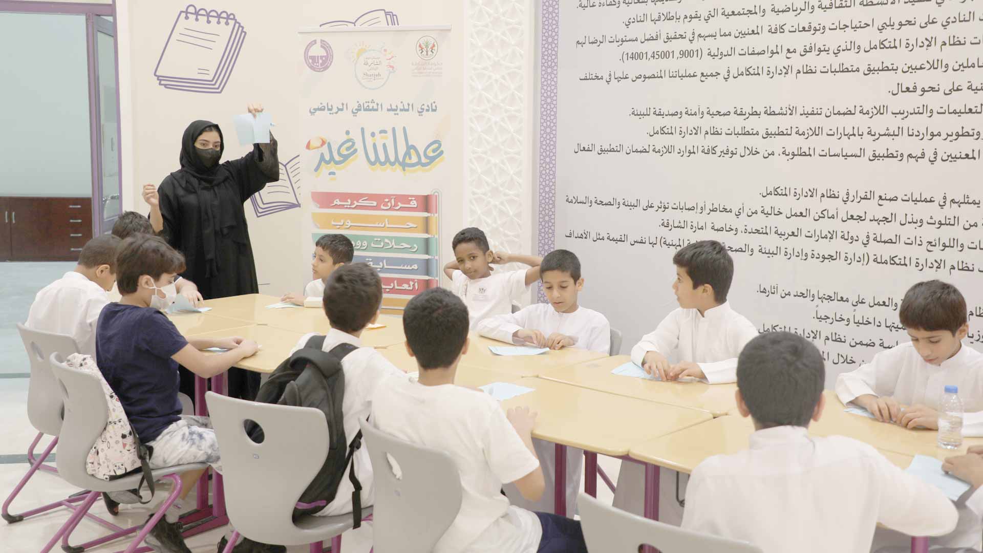 صورة بعنوان: رواد الملتقى الصيفي لنادي الذيد يحوّلون الورق إلى فنون إبداعية 