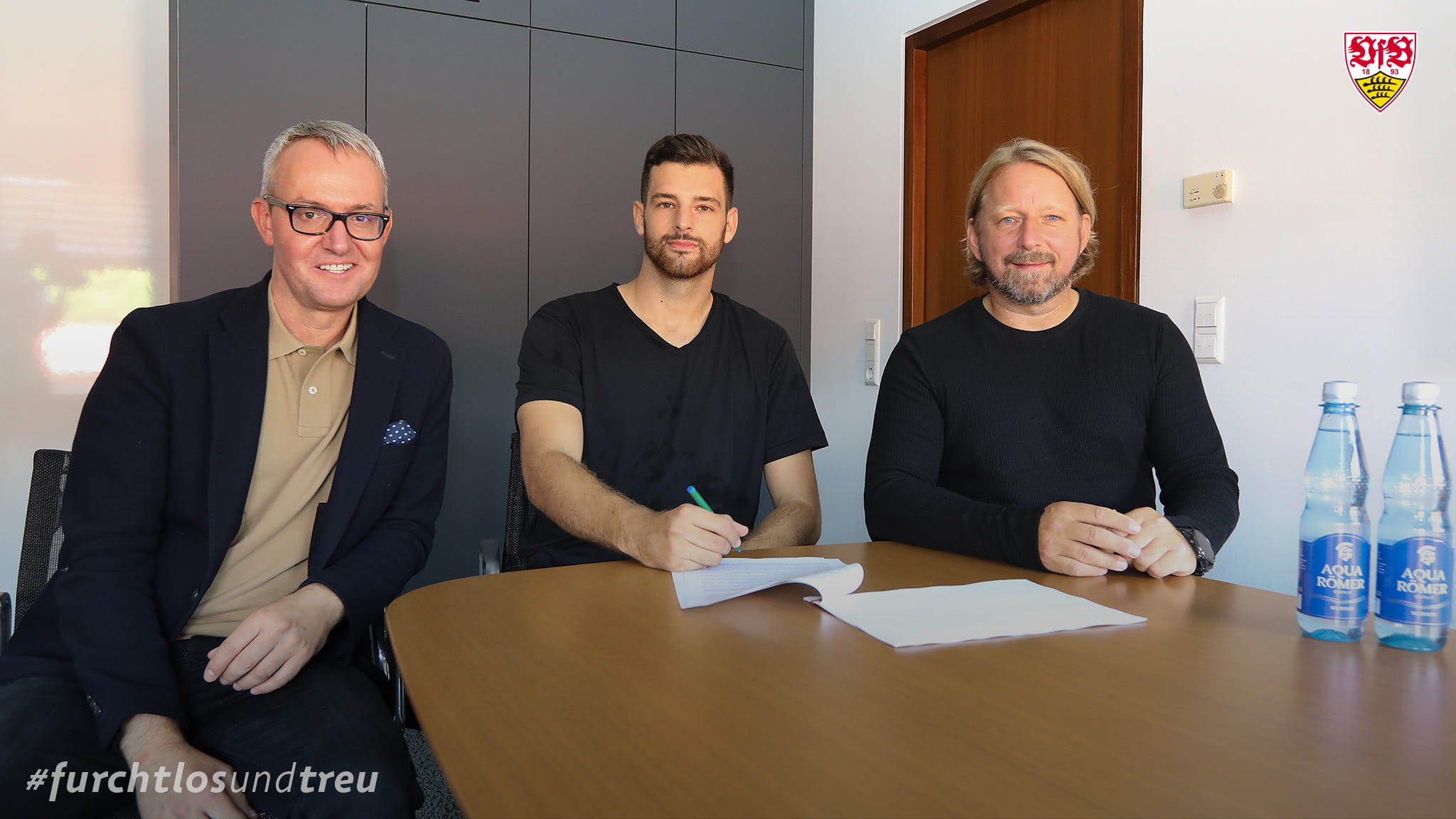 صورة بعنوان: نادي شتوتجارت الألماني يتعاقد مع المهاجم فايفر حتى عام 2026 