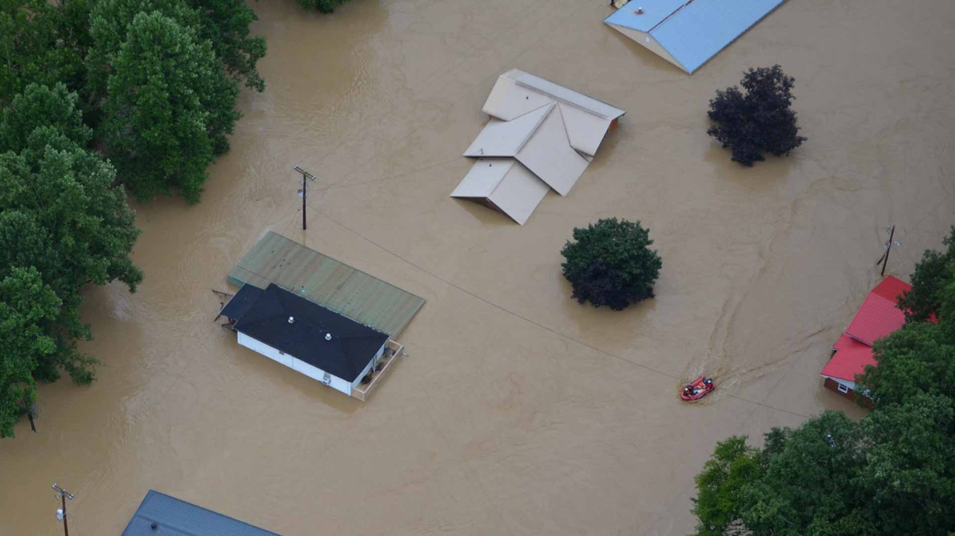 صورة بعنوان: ارتفاع حصيلة قتلى فيضانات ولاية كنتاكي الأميركية إلى 37 