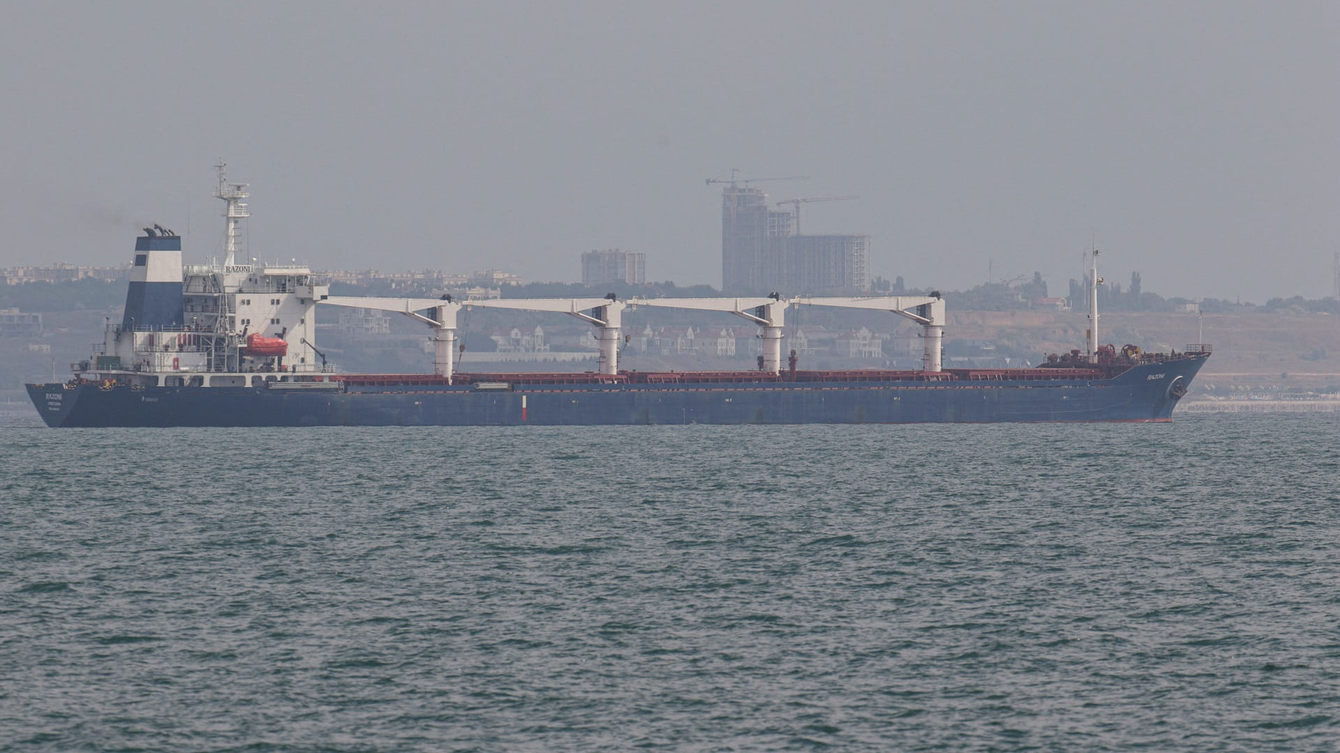 صورة بعنوان: تركيا: أول سفينة حبوب أوكرانية في طريقها للوصول إلى إسطنبول بسلام 