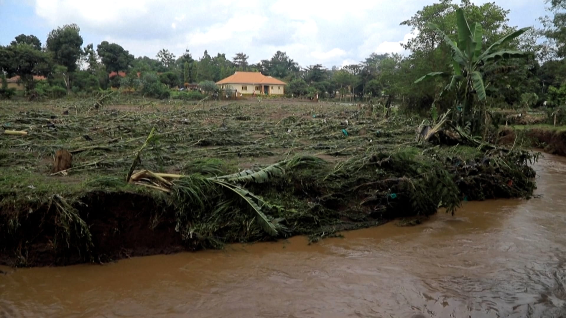 صورة بعنوان: حصيلة الفيضانات الأخيرة في شرق أوغندا ترتفع إلى 22 قتيلًا 