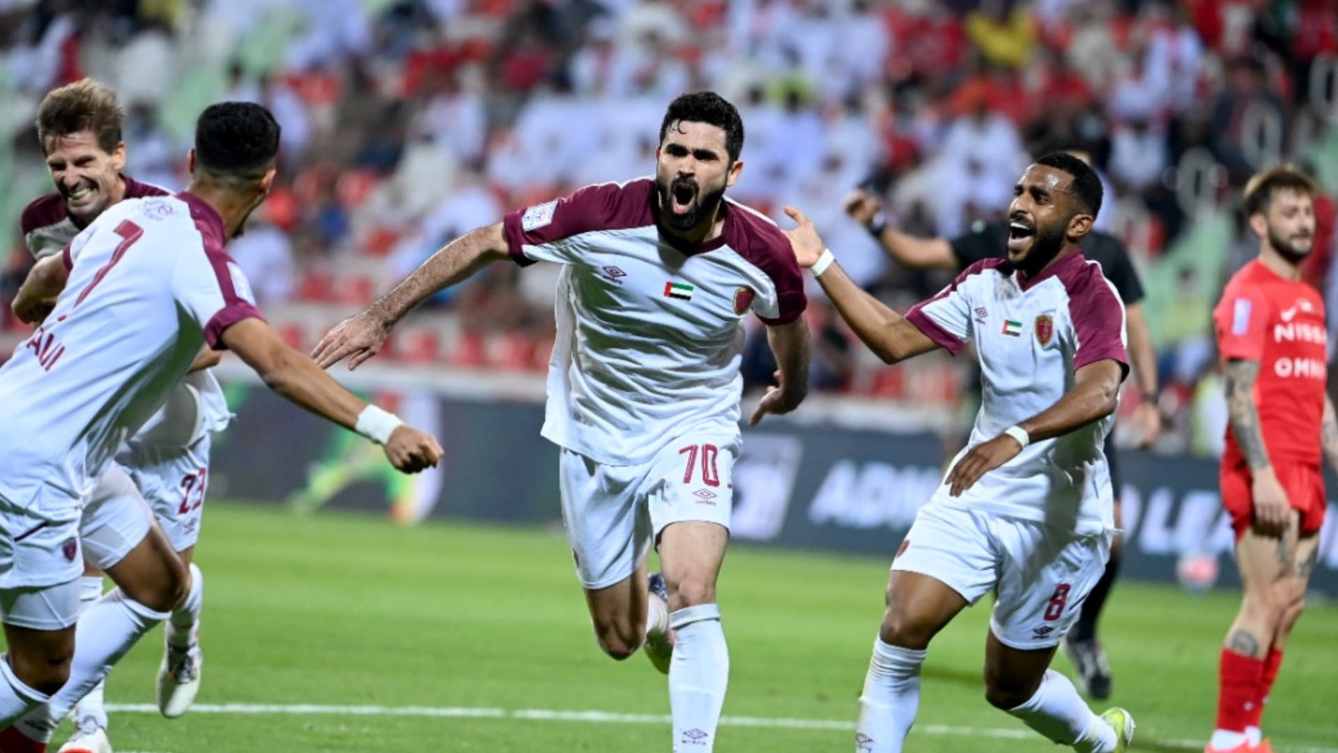 صورة بعنوان: شباب الأهلي يتعاقد مع السوري عمر خربين معاراً من نادي الوحدة  