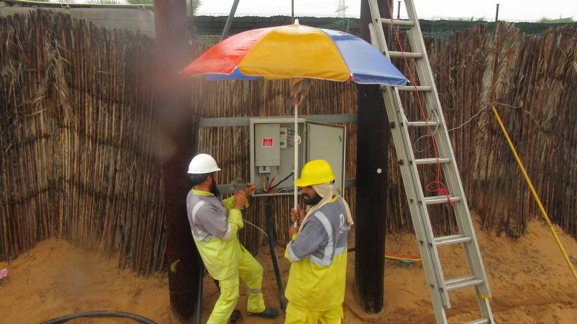 صورة بعنوان: كهرباء الشارقة تتعامل مع 85 بلاغاً في الوسطى خلال المنخفض الجوي  