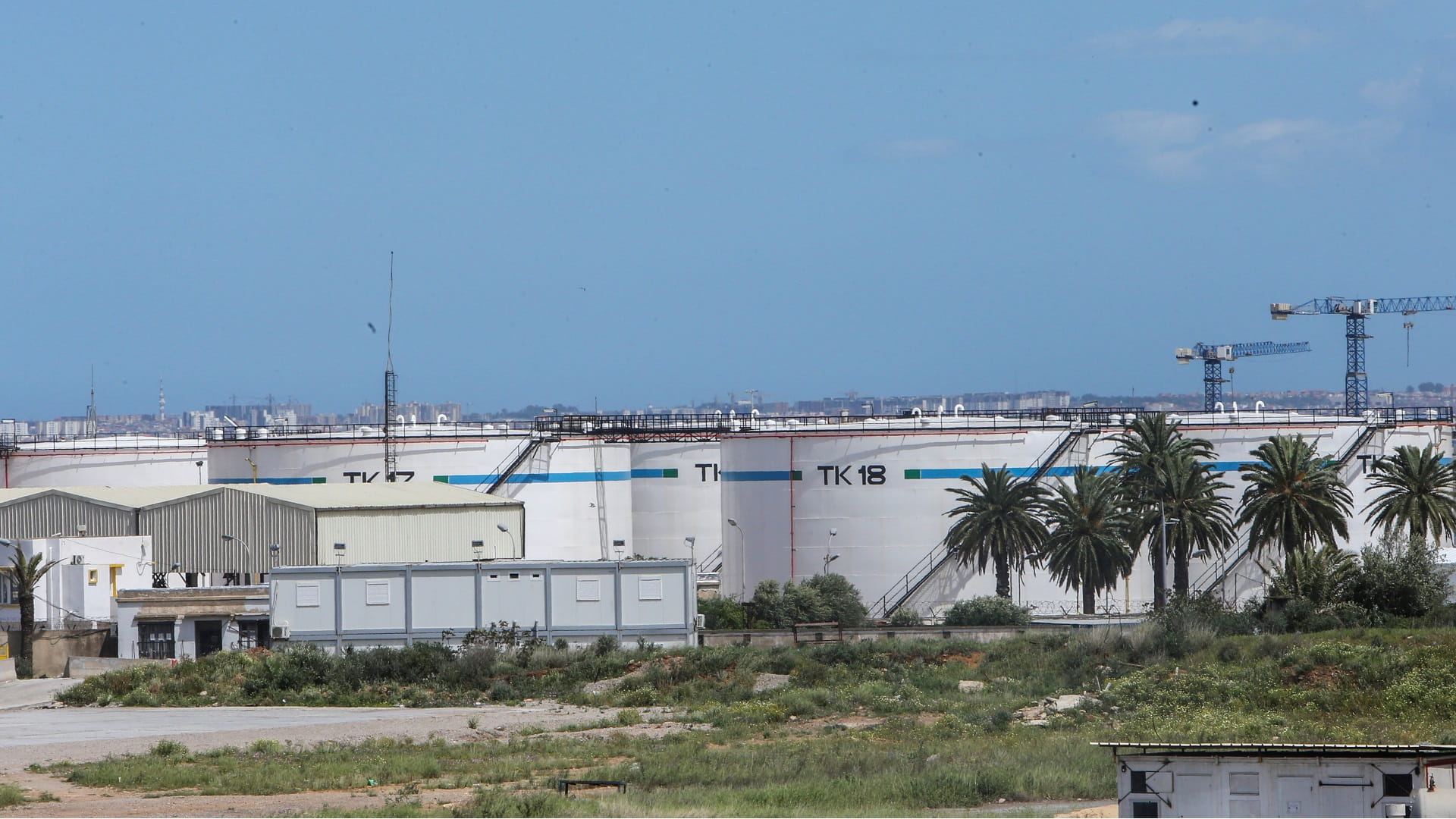 صورة بعنوان: النفط يهبط 4% تحت ضغط من زيادة مفاجئة في المخزونات الأميركية 