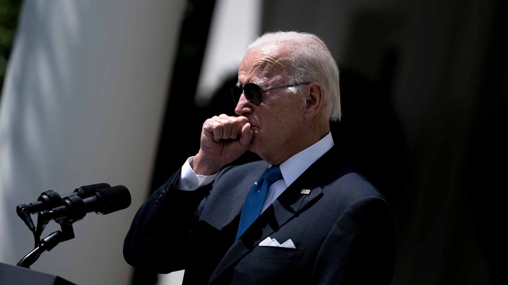Image for the title: White House says Biden's Covid cough returns 