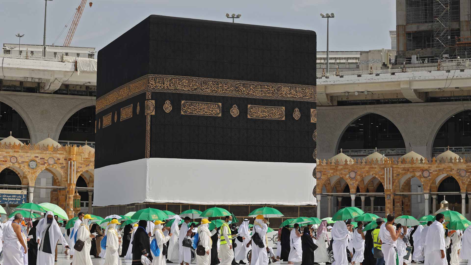 صورة بعنوان: رفع الحواجز الوقائية حول الكعبة المشرفة تزامناً مع بدء موسم العمرة 