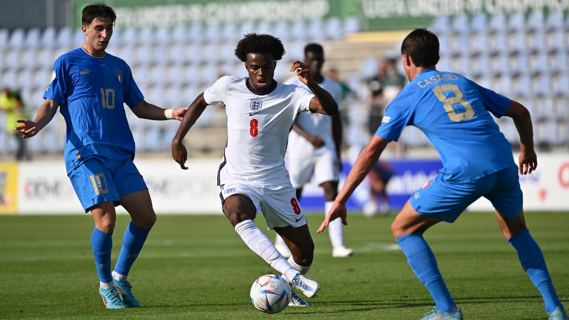 صورة بعنوان: نادي تشيلسي الإنجليزي يتعاقد مع الشاب تشوكويميكا 