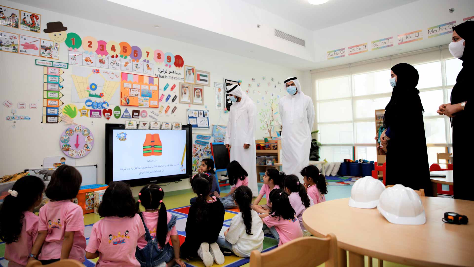 صورة بعنوان: "أشغال الشارقة" توعي أطفال المخيم الصيفي بأهمية العمل الهندسي  