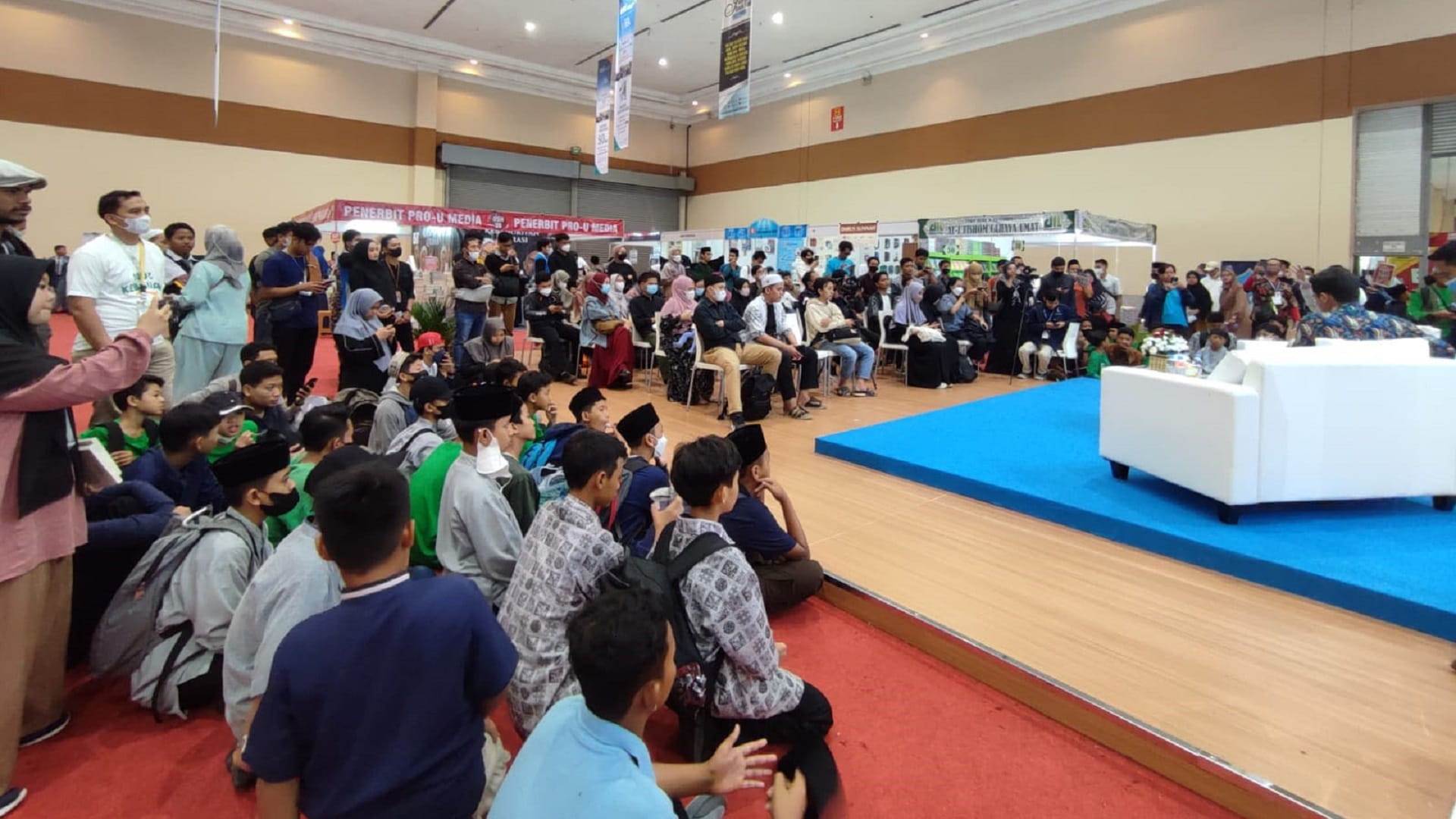 صورة بعنوان: جناح "حكماء المسلمين" بمعرض الكتاب الإندونيسي يشهد إقبالاً كبيراً 