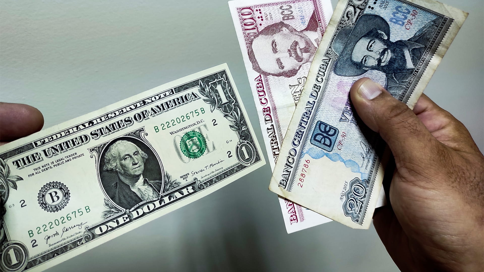 صورة بعنوان: الحكومة الكوبية تبدأ شراء الدولار الأميركي بسعر السوق السوداء 