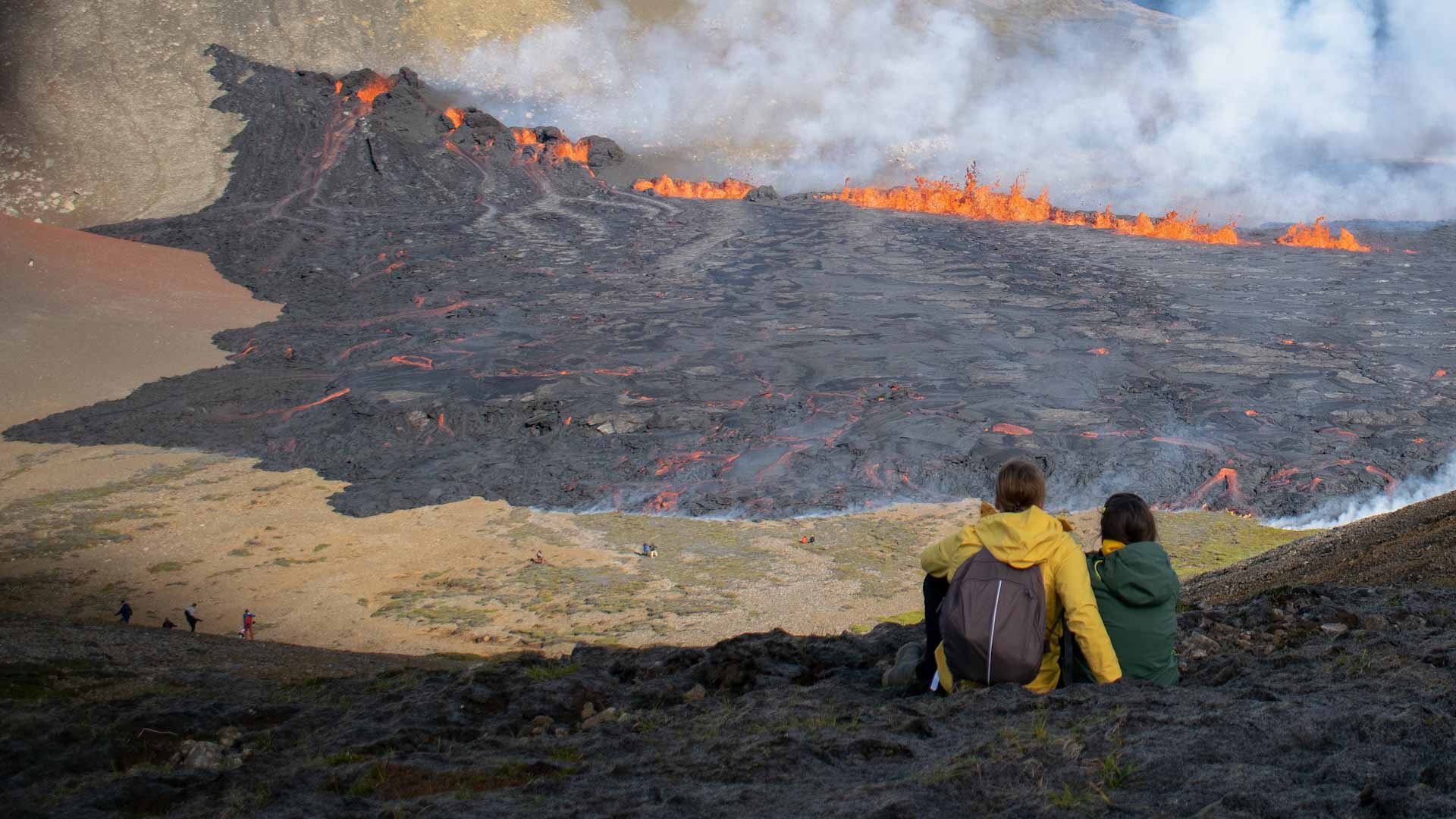 صورة بعنوان: بنفث الحمم الدخانية.. ثوران بركان في آيسلندا والحكومة تدعو للحذر 
