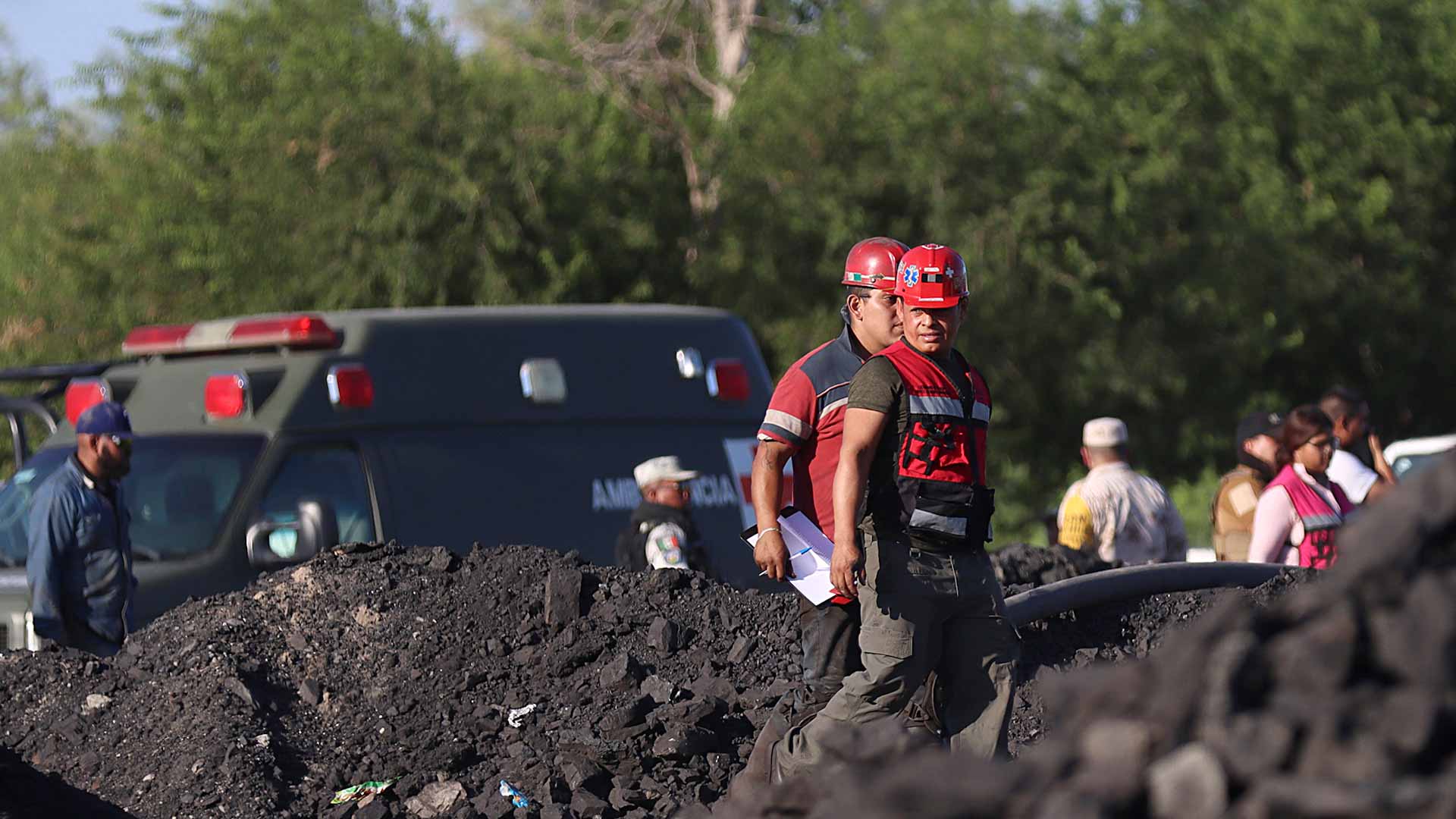 صورة بعنوان: السلطات المكسيكية تحاول إنقاذ 10 عمال عالقين بمنجم فحم بعد انهياره 