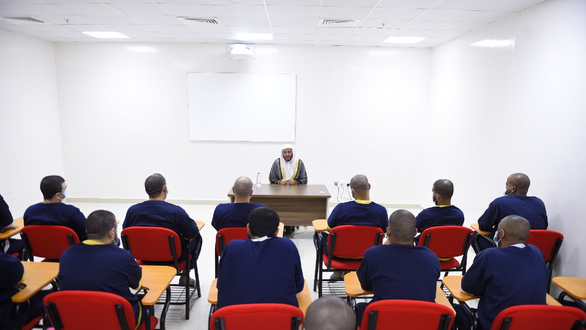 صورة بعنوان: إصلاحية الشارقة تنظم لنزلائها محاضرة حول "أثر الصحبة" 