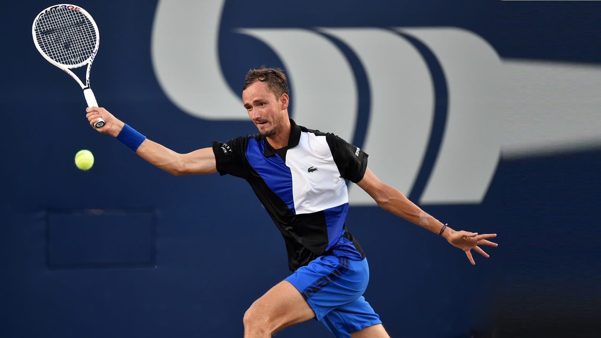 صورة بعنوان: ميدفيديف يتأهل بسهولة إلى نصف نهائي بطولة لوس كابوس للتنس 