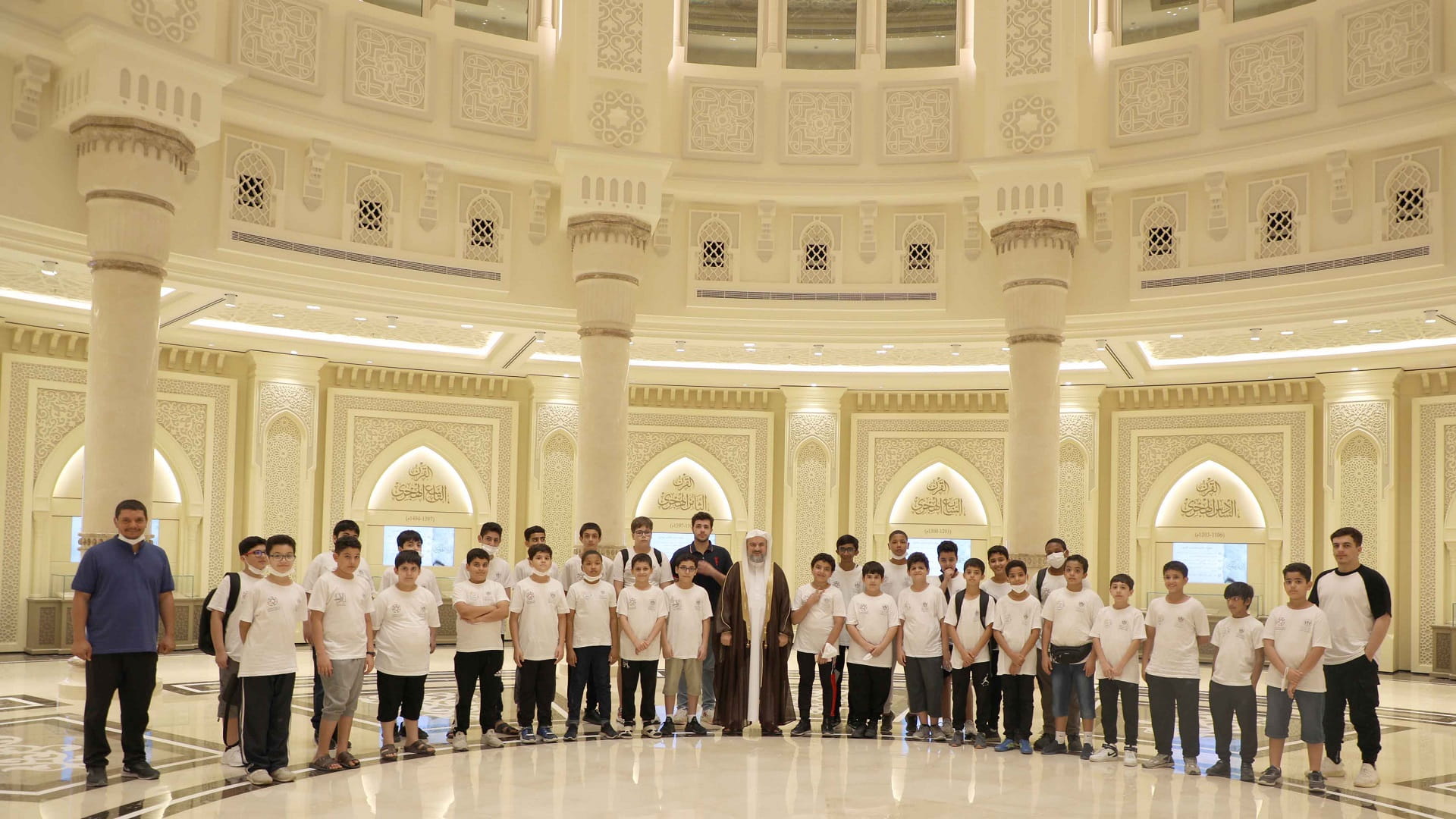 صورة بعنوان: 60 مشاركاً من رواد المركز الصيفي لنادي الذيد بزيارة لمجمع القرآن 