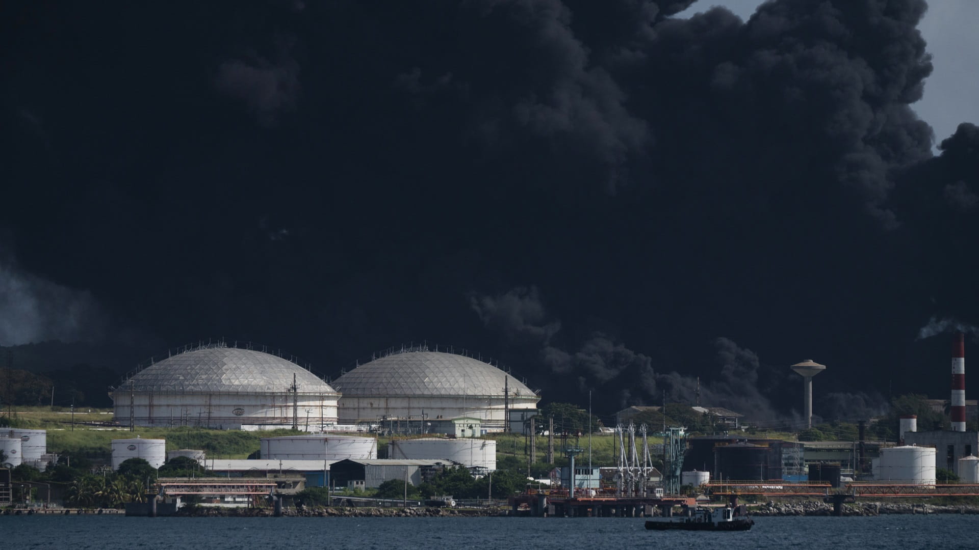 Image for the title: Fire at Cuba fuel depot leaves 67 injured 