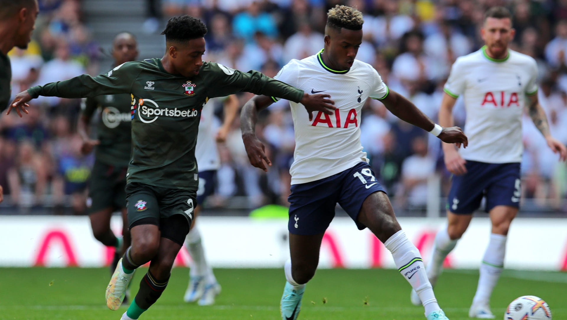 صورة بعنوان: توتنهام يقسو على ساوثامبتون في الدوري الإنجليزي الممتاز 