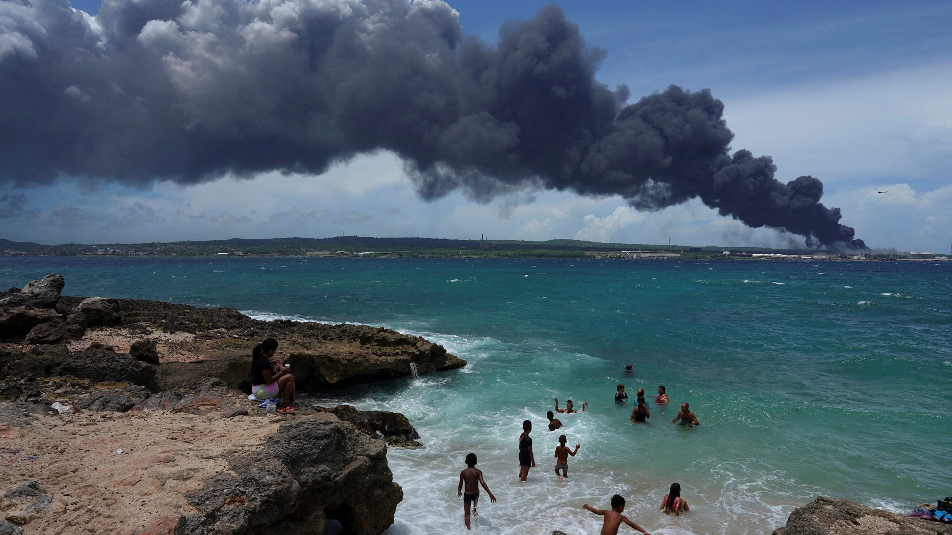 صورة بعنوان: احتدام حريق بميناء ماتانزاس لتخزين ناقلات النفط العملاقة بكوبا 