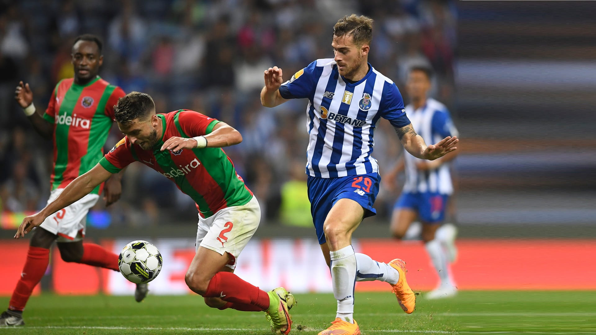 صورة بعنوان: بورتو يمزق شباك ماريتيمو في الدوري البرتغالي لكرة القدم 