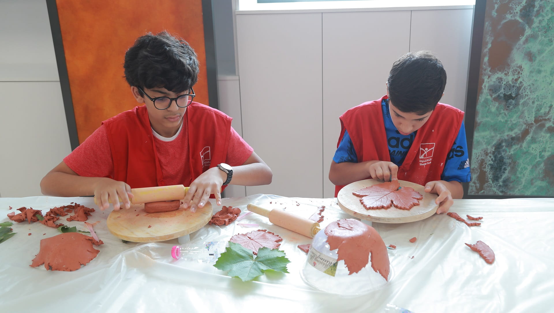 صورة بعنوان: ناشئة الشارقة يتعلمون فنون صناعة المنتوجات الخزفية 