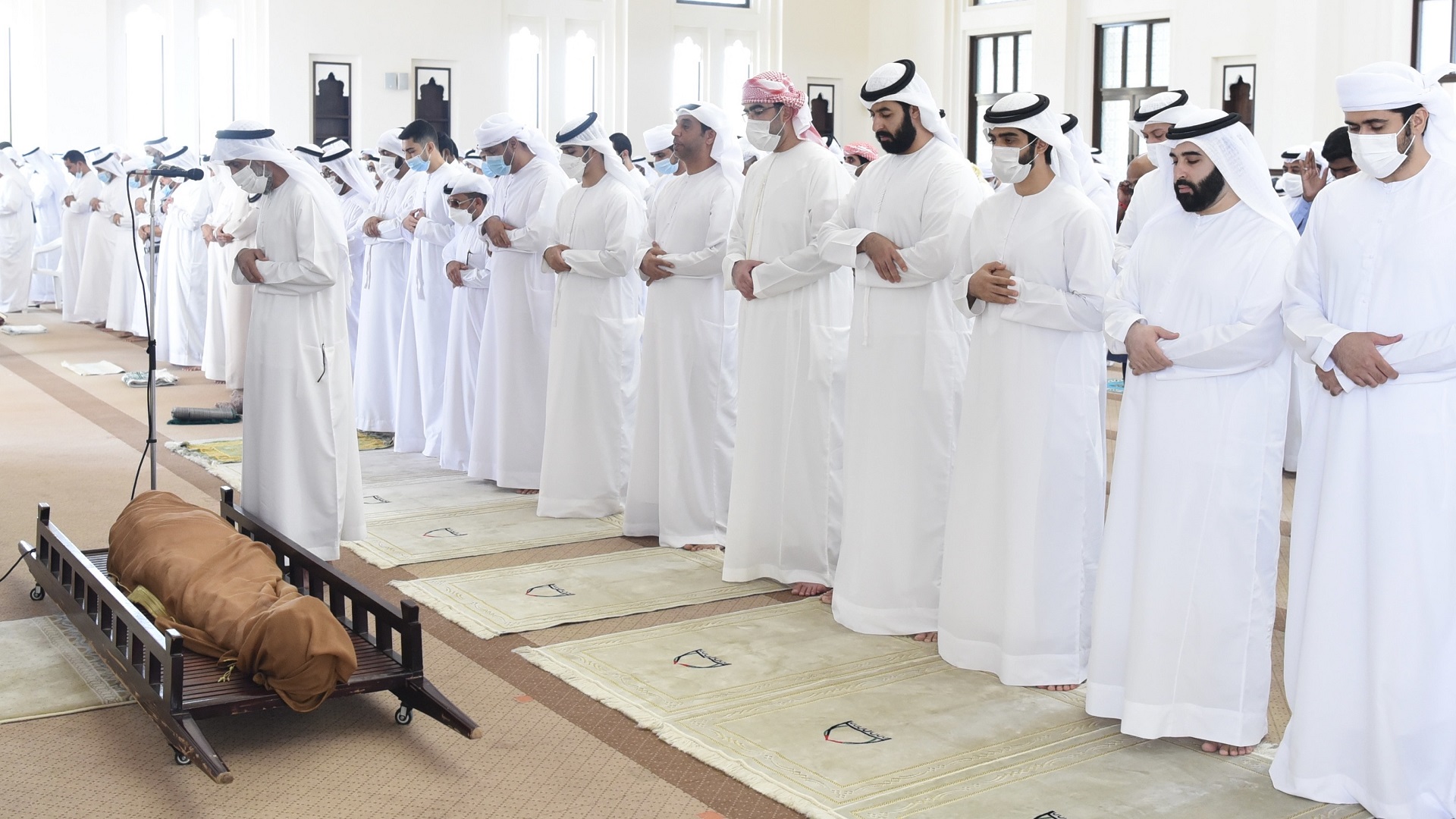 صورة بعنوان: أحمد المعلا والشيوخ يؤدون صلاة الجنازة على جثمان علي جاسم آل علي 