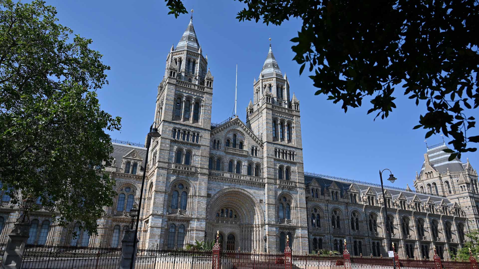 Image for the title: London museum to return looted Benin Bronzes to Nigeria 