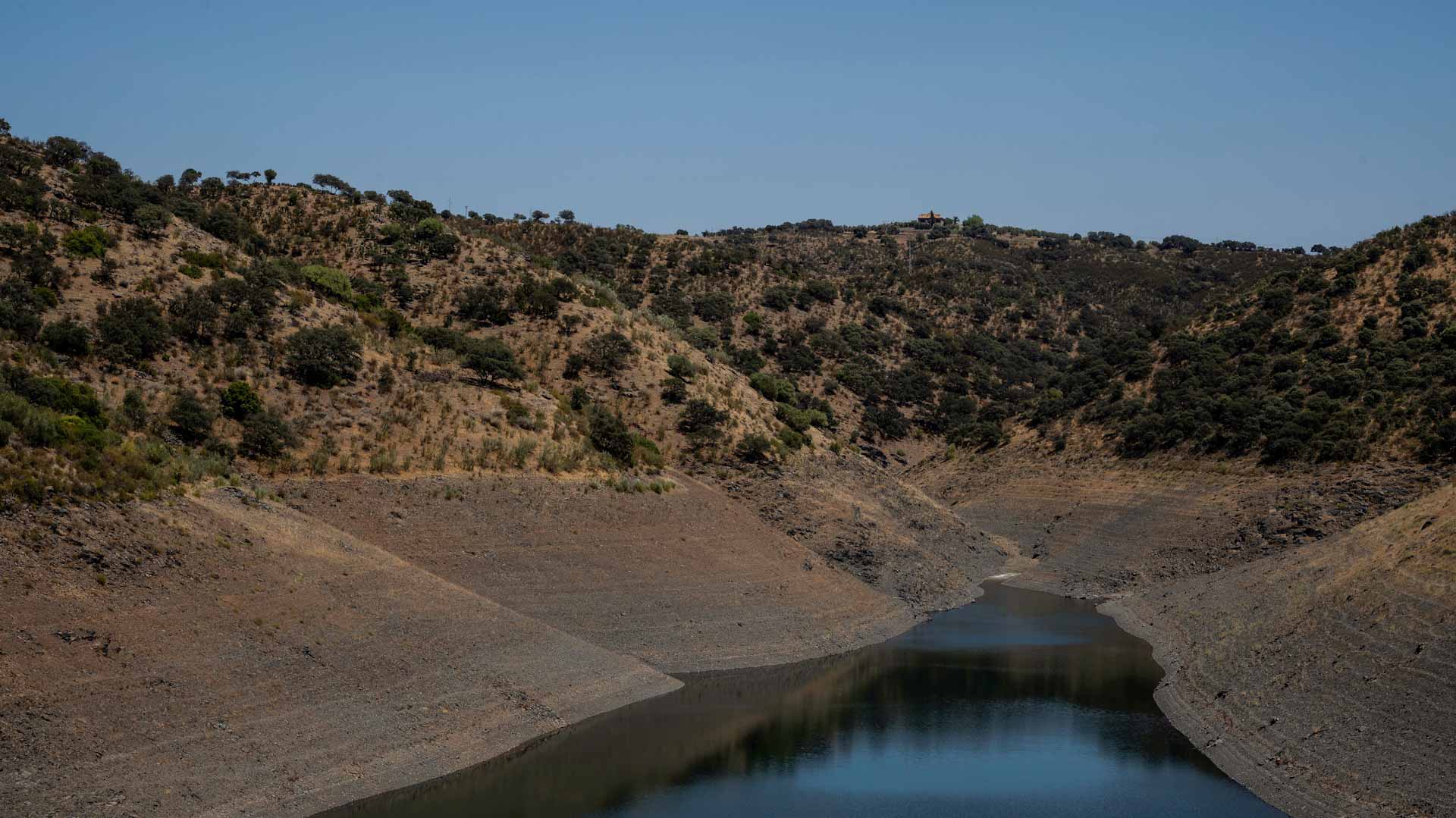 Image for the title: Drought forces water use rethink in Spain 