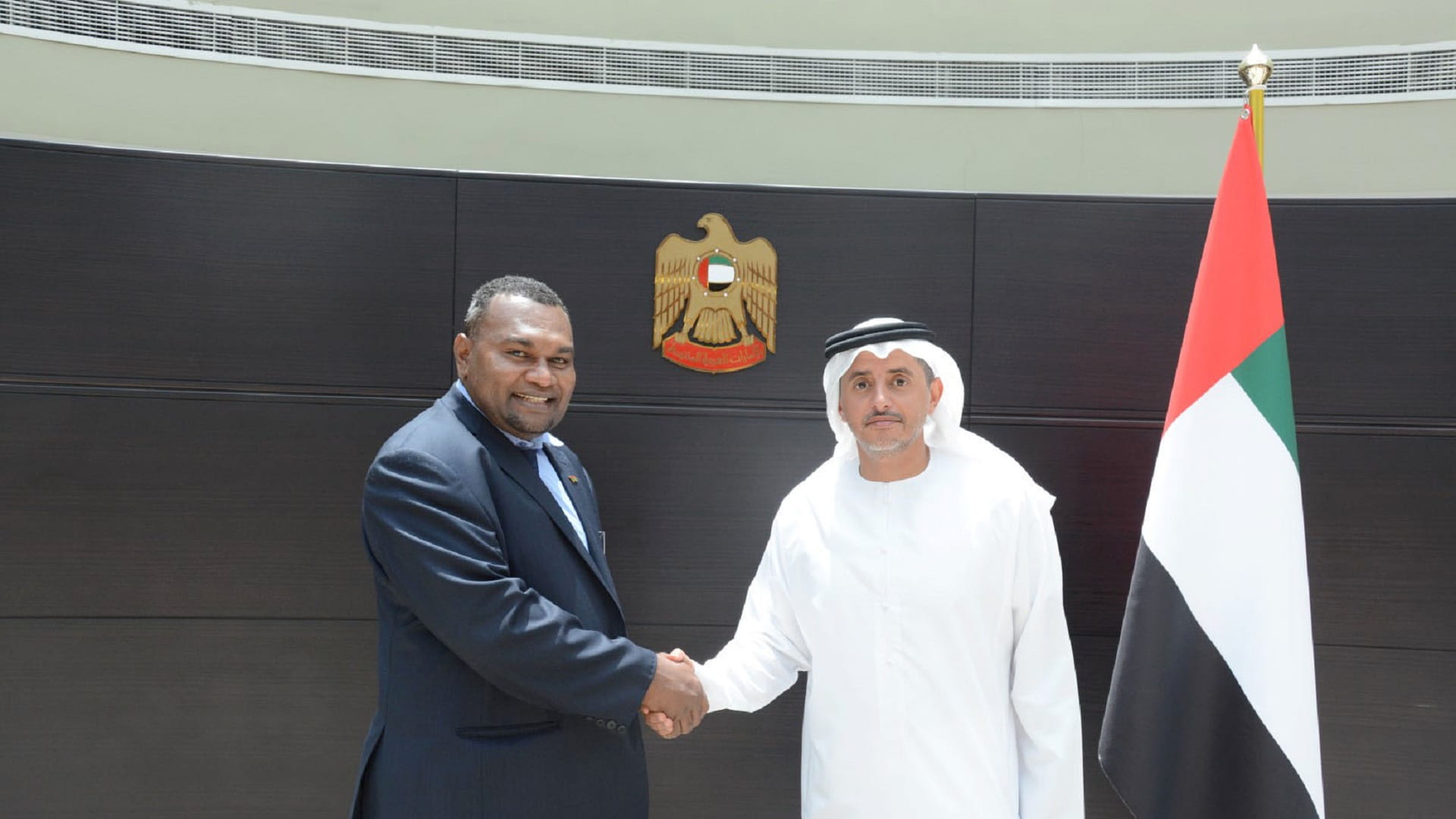 صورة بعنوان: مدير مكتب الخارجية بدبي يتسلم البراءة القنصلية لقنصل فانواتو 