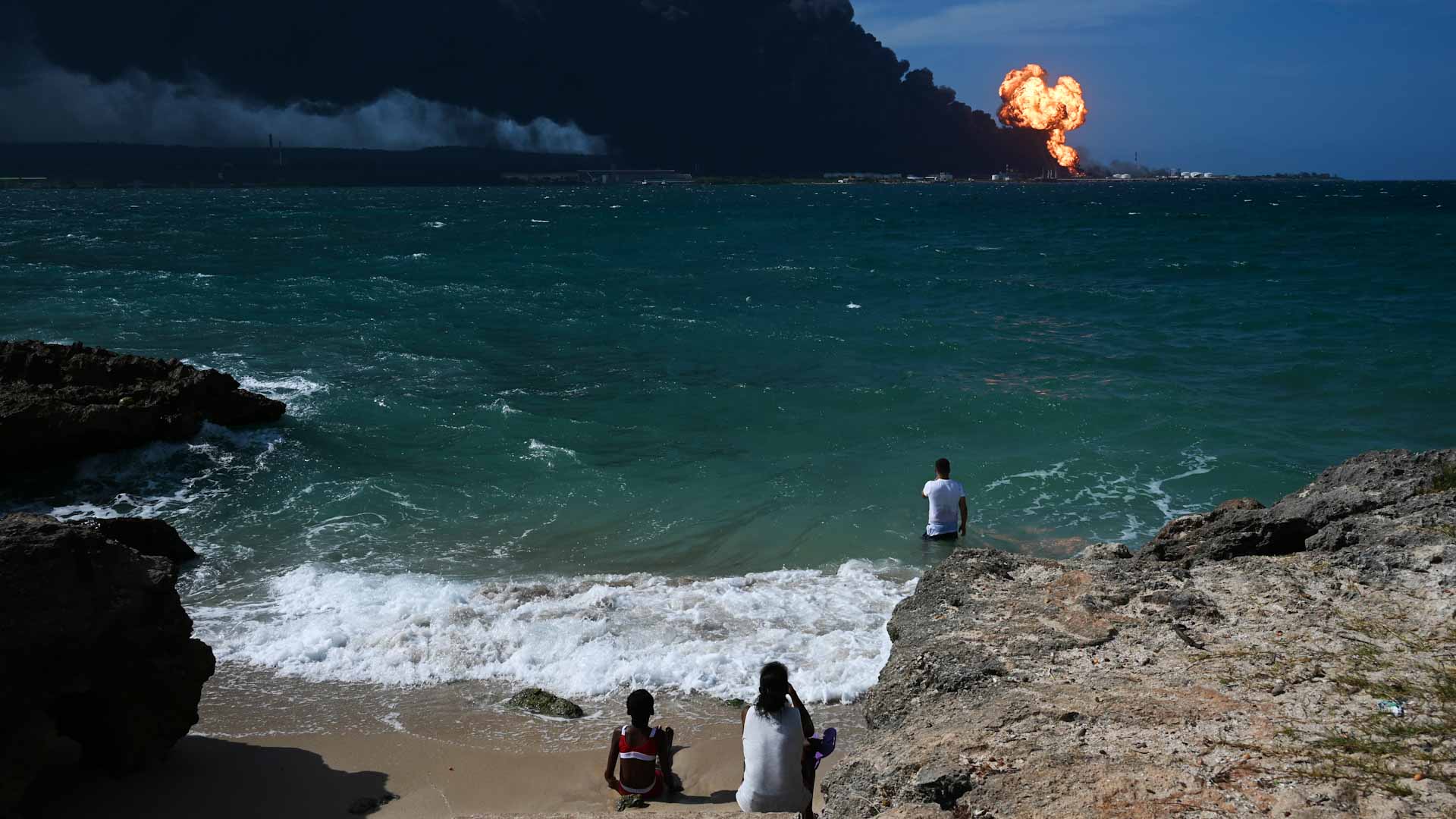 صورة بعنوان: حريق مستودع النفط في كوبا يخرج عن السيطرة  