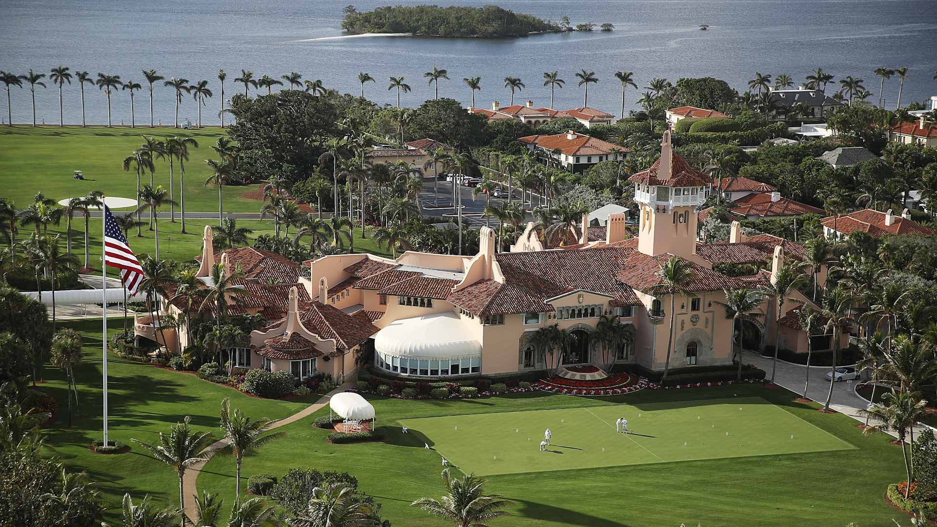 صورة بعنوان: مصادرة 10 صناديق وهاتف حليف.. تفتيش منزل ترامب يثير عاصفة بواشنطن 