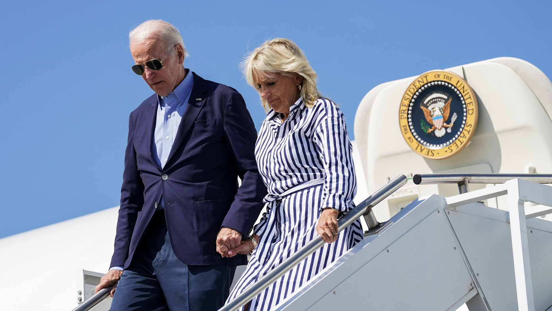 صورة بعنوان: بايدن يتفقد أضرار الفيضانات في شرق ولاية كنتاكي 