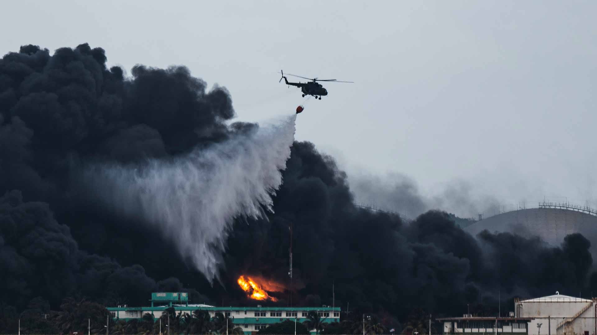 Image for the title: Third fuel tank collapses as helicopters battle Cuban blaze 