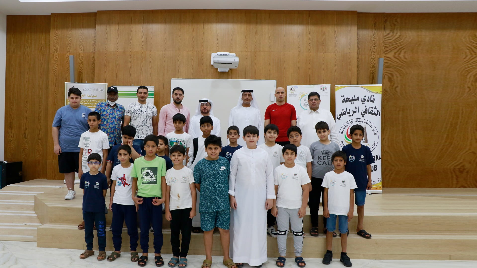 صورة بعنوان: مشاركو النشاط الصيفي لنادي مليحة يتدربون على مهارة فن الإلقاء 