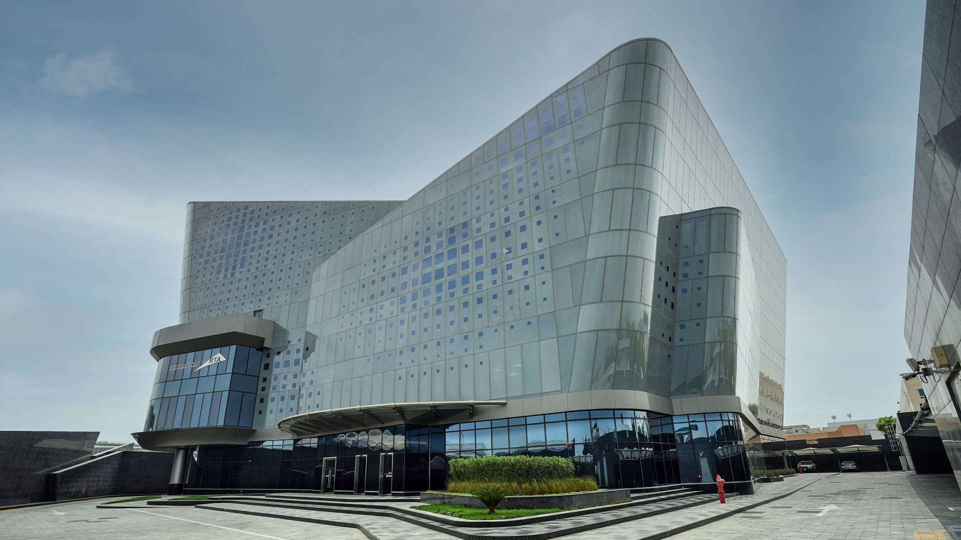 صورة بعنوان: هيئة الطرق والمواصلات بدبي تفوز بجائزة "أفضل الأعمال لعام 2022" 