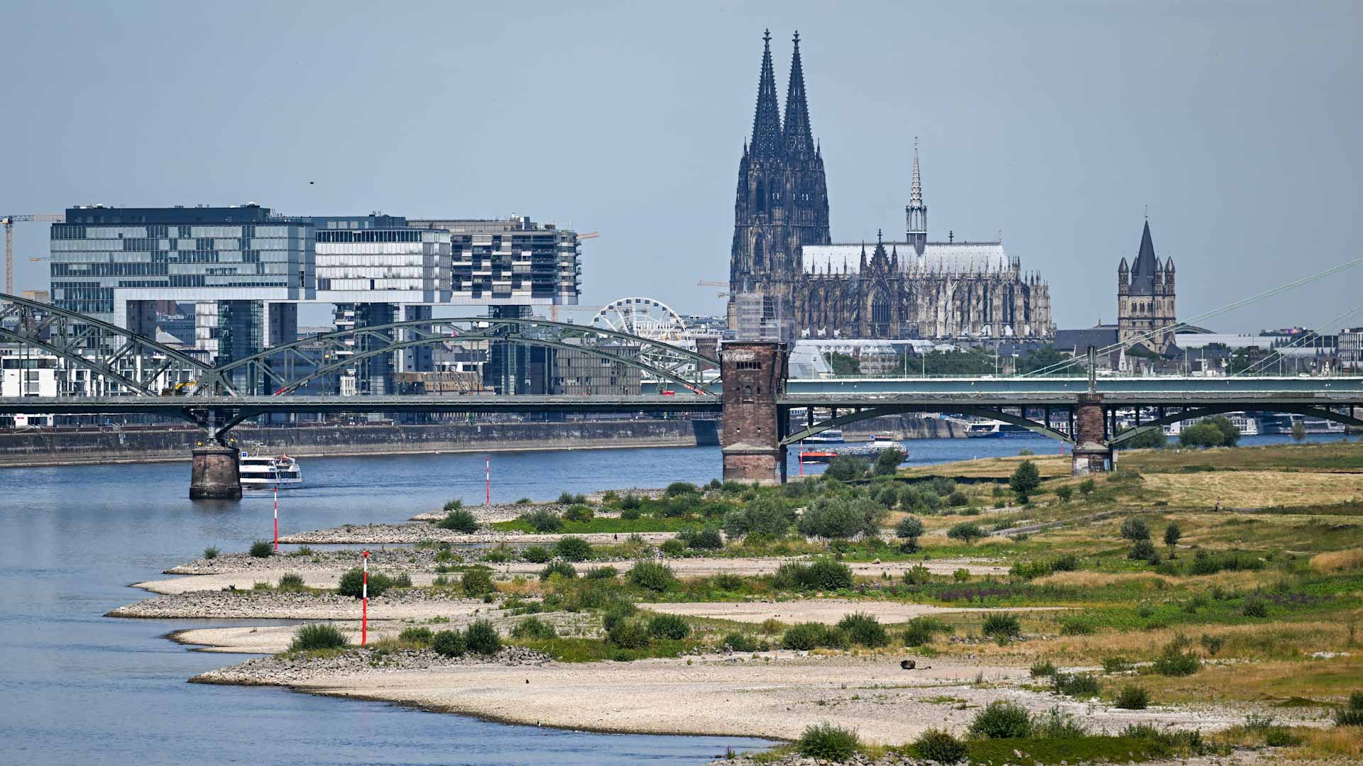 صورة بعنوان: انخفاض منسوب نهر الراين يهدد بتوقف حركة المرور به 