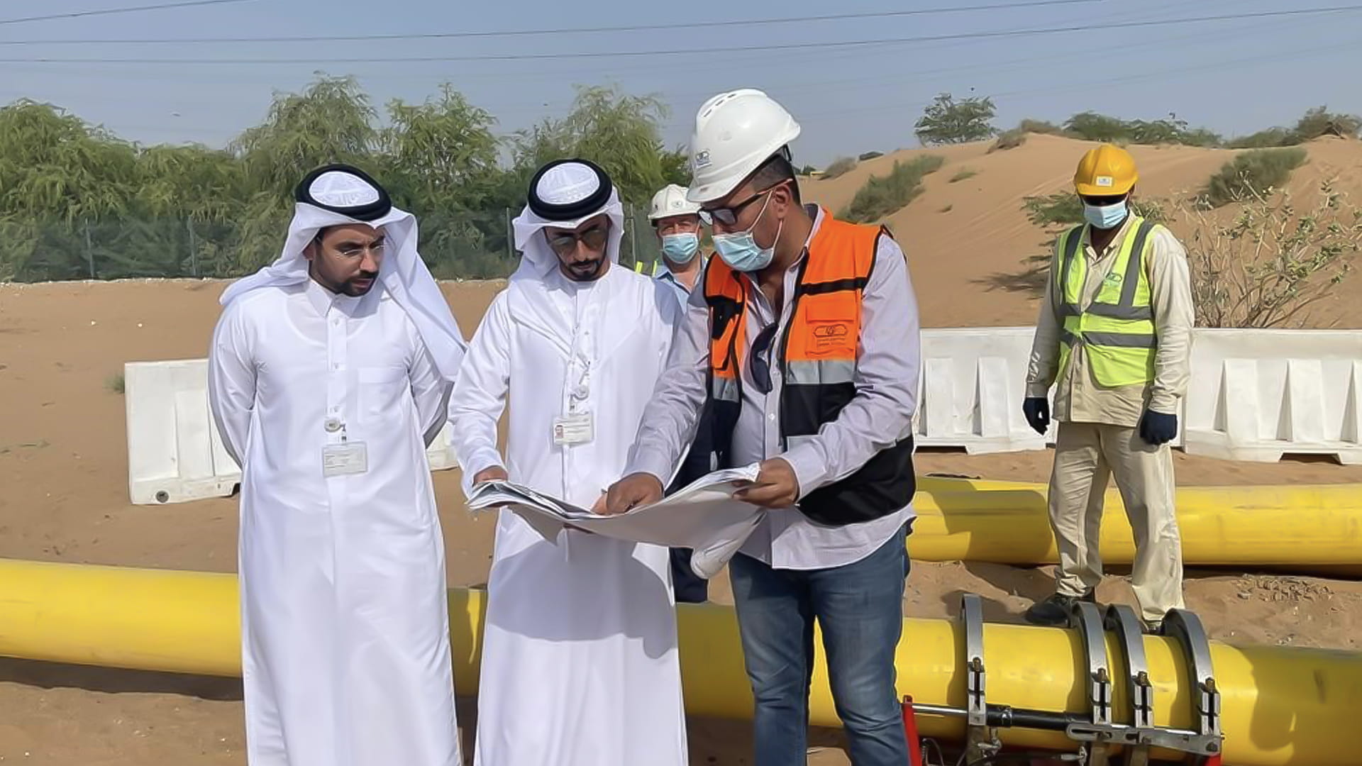 صورة بعنوان: كهرباء الشارقة تنفذ خط رئيسي لتوصيل شبكة الغاز الطبيعي لـ "الزبير" 