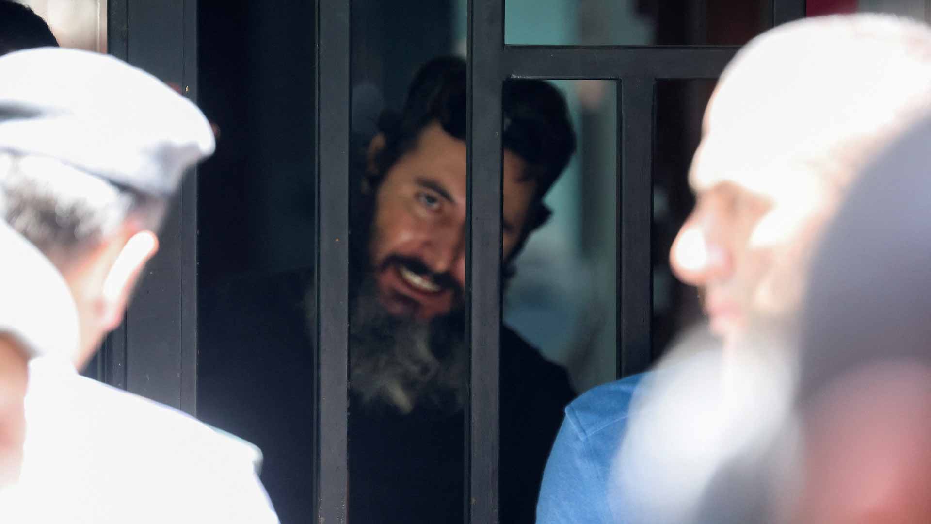 صورة بعنوان: مسلح يخرج من بنك في لبنان منهياً حصار رهائن داخله 