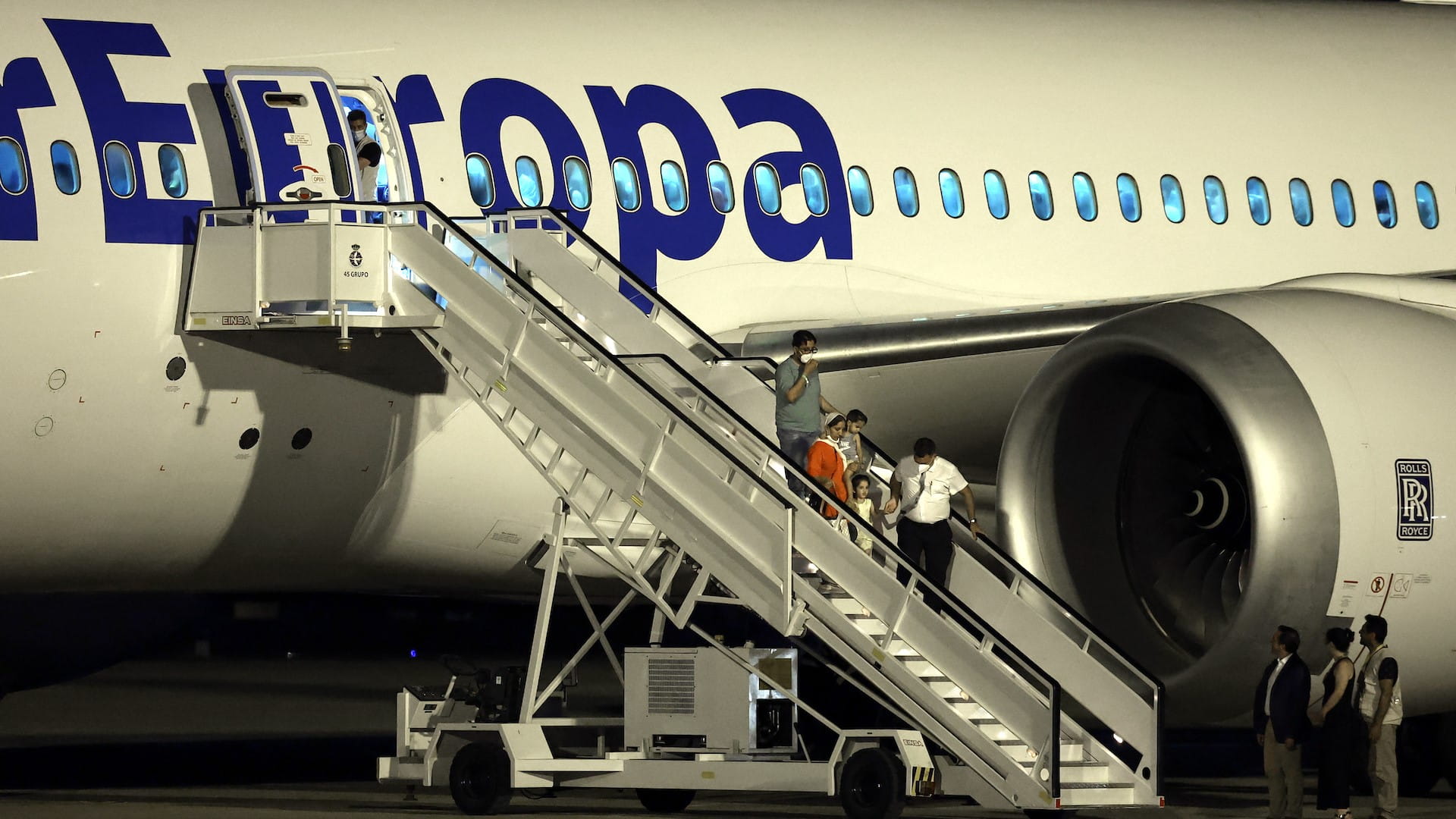 صورة بعنوان: وصول 300 لاجئ أفغاني إلى مدريد على متن طائرة قادمة من باكستان  