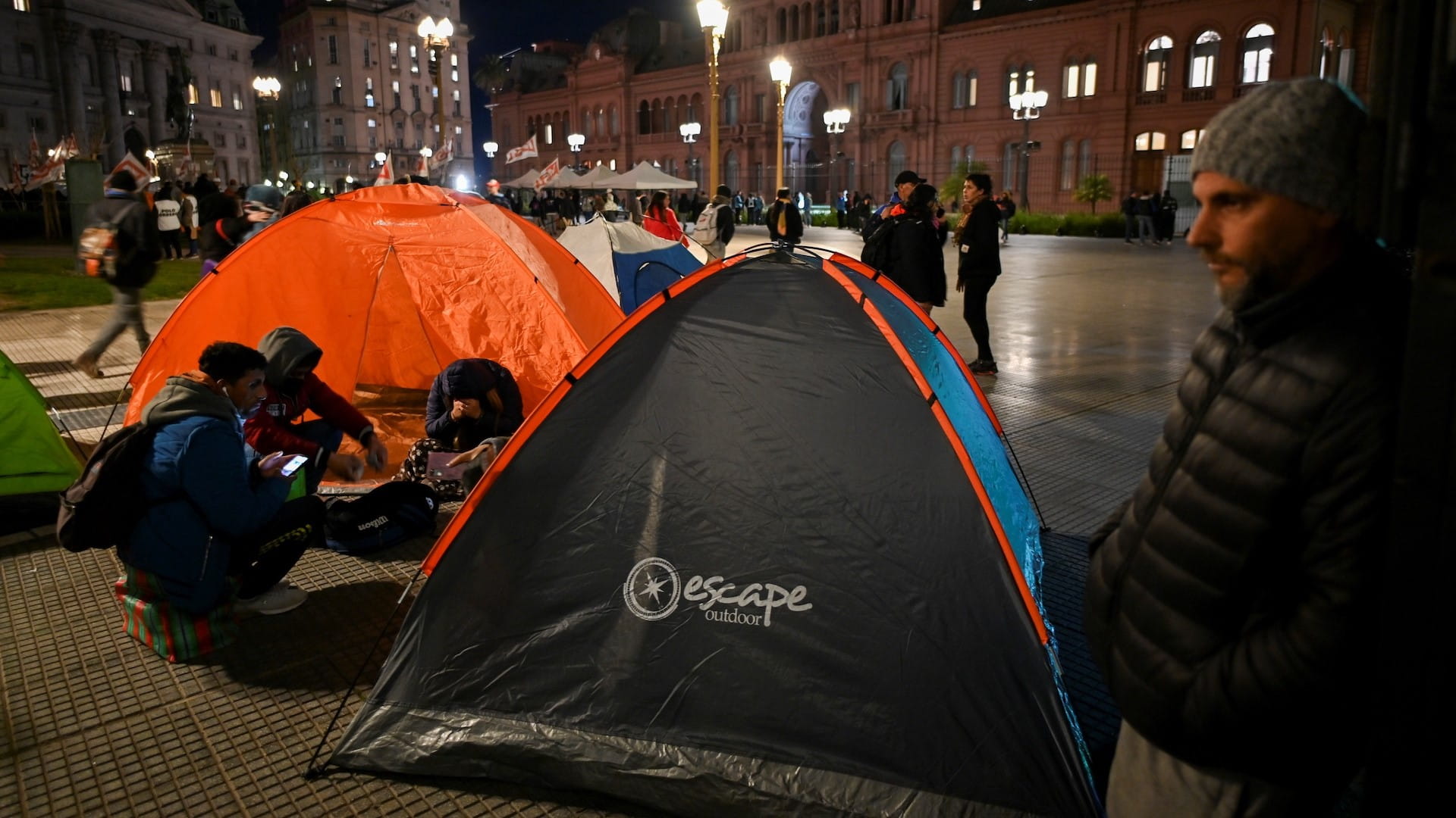 صورة بعنوان: آلاف الأرجنتينيين يتظاهرون في بوينوس آيرس للمطالبة بزيادة الأجور 