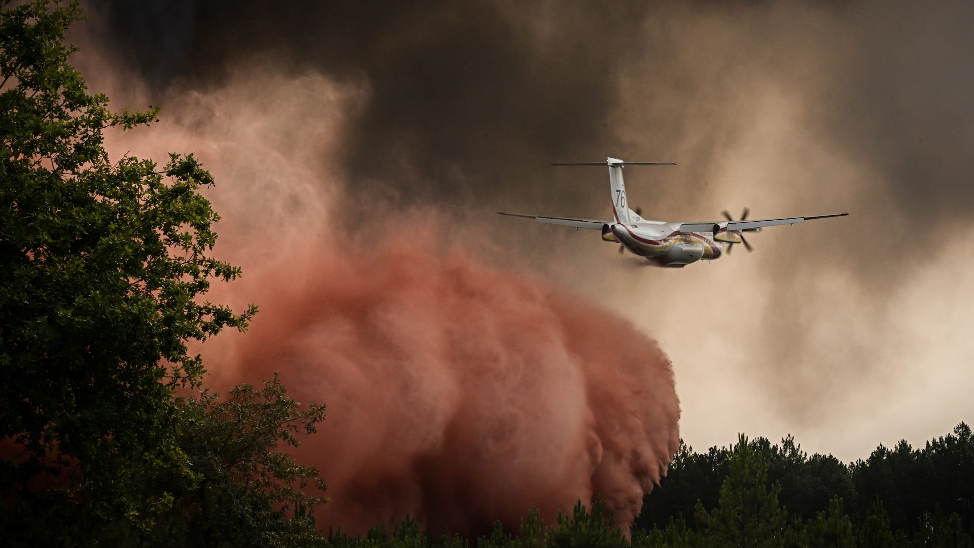 صورة بعنوان: أوروبا تهب لمساعدة فرنسا لمكافحة الحرائق 