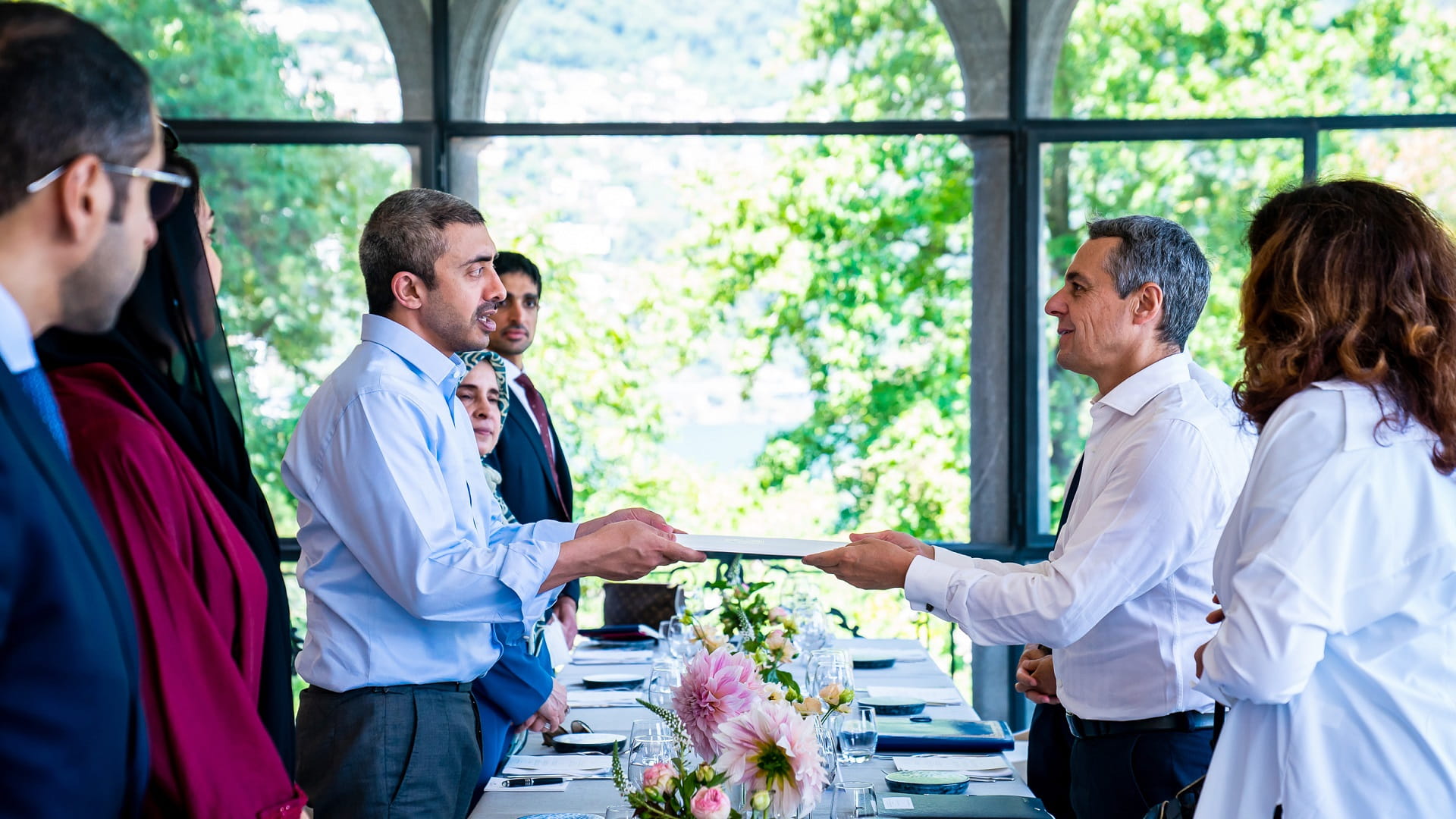 صورة بعنوان: تسلم رسالة رئيس الدولة.. رئيس سويسرا يستقبل عبد الله بن زايد 