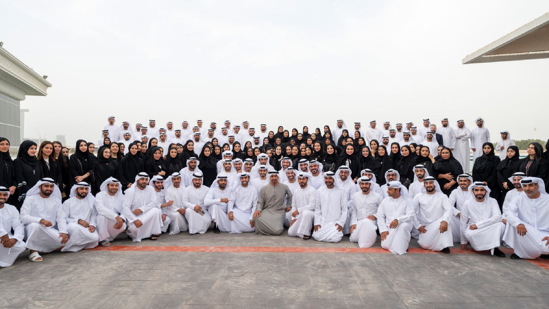 Image for the title: UAE President receives youth delegation 