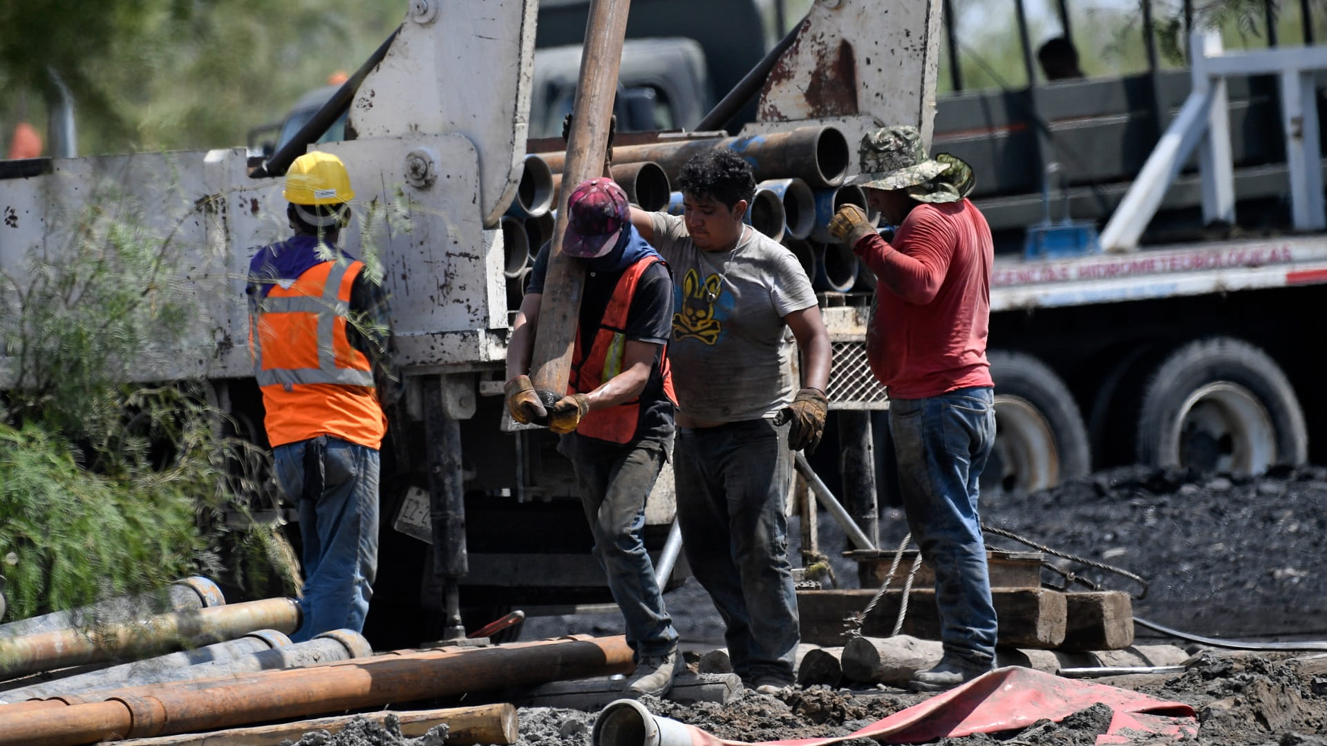 Image for the title: Mexico prepares to begin underground search for trapped miners 