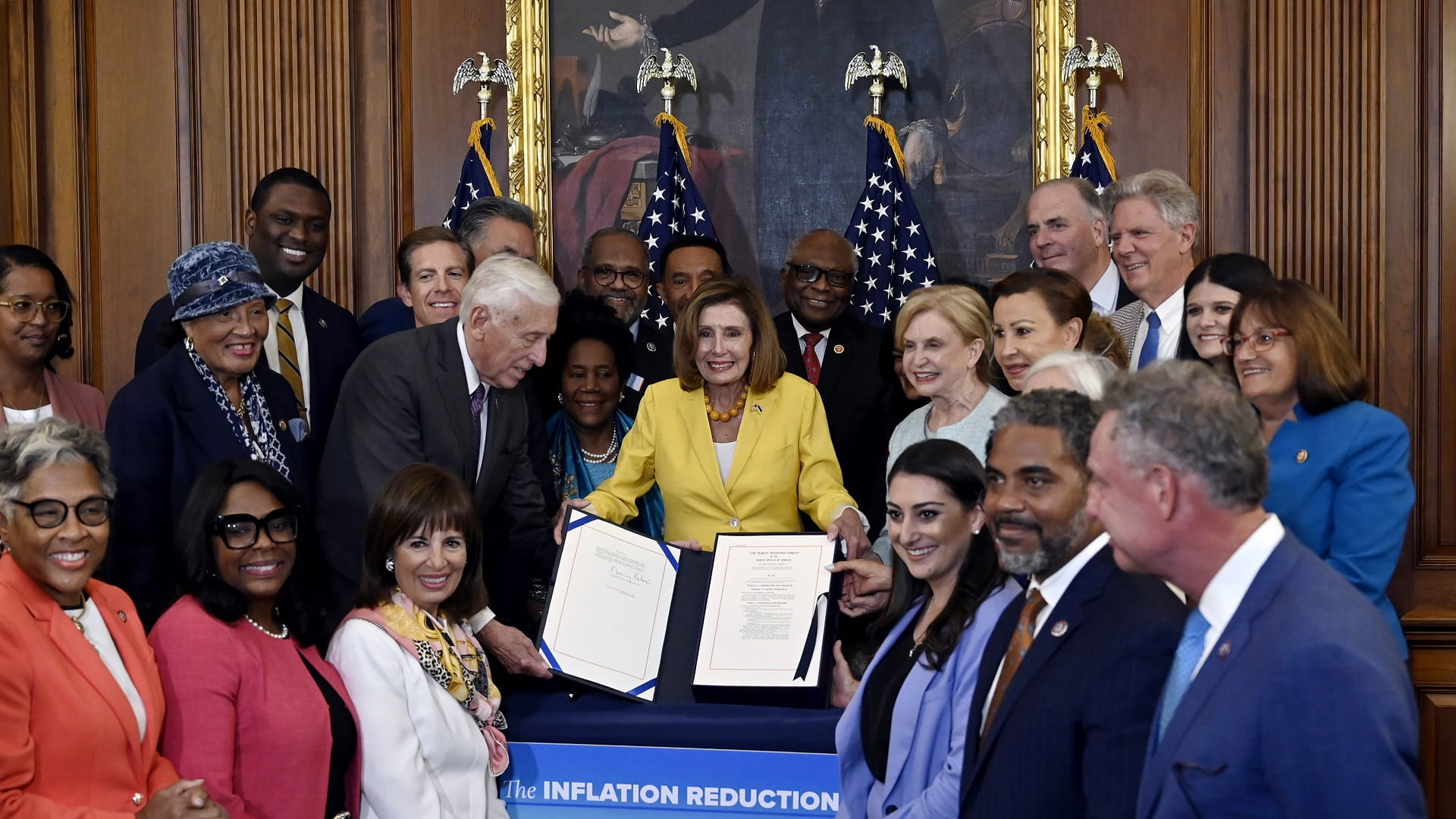 صورة بعنوان: بايدن يحقق انتصاراً بإقرار الكونغرس خطته الضخمة للمناخ والصحة 