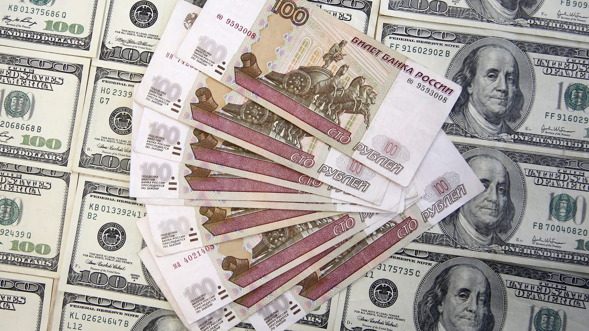 صورة بعنوان: سعر صرف الدولار يسجل ارتفاعاً مقابل الروبل في بورصة موسكو 