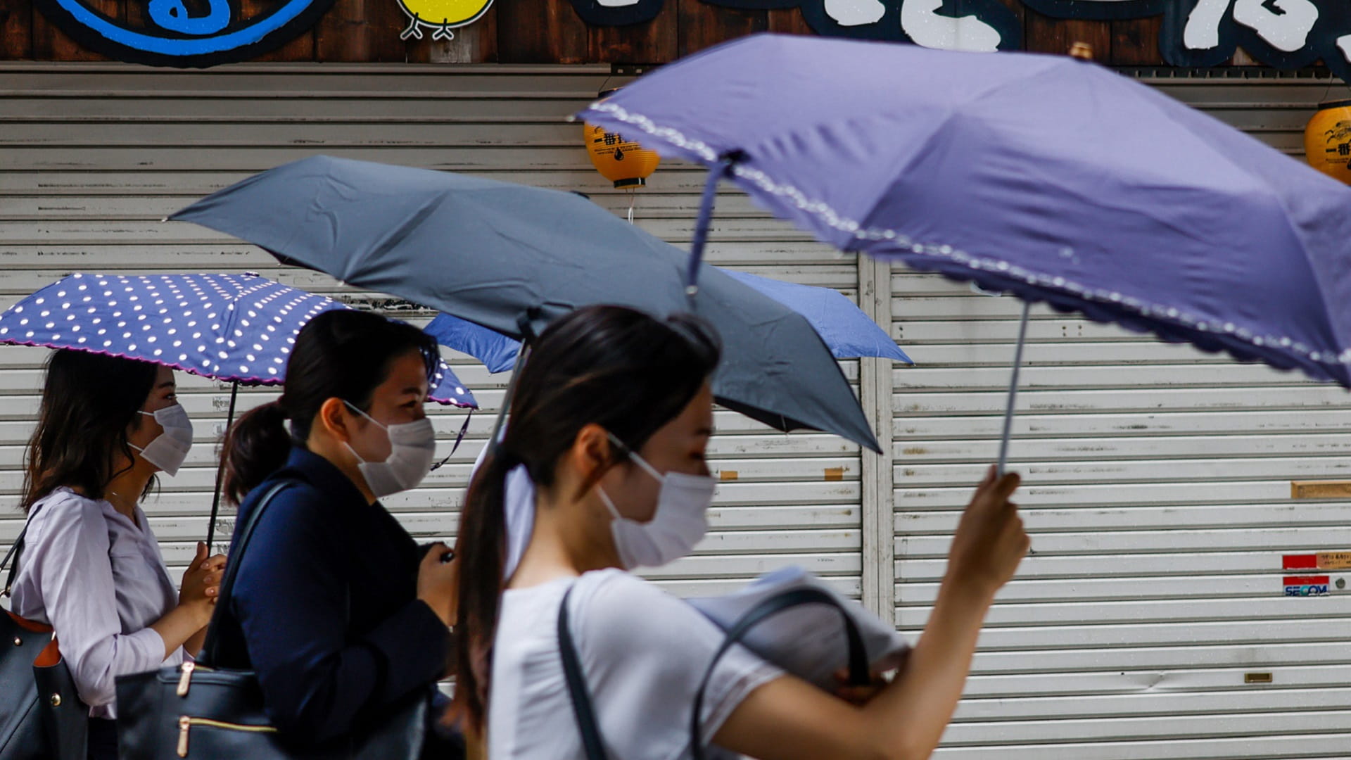 Image for the title: Japan warns citizens of the approaching Typhoon Meari 