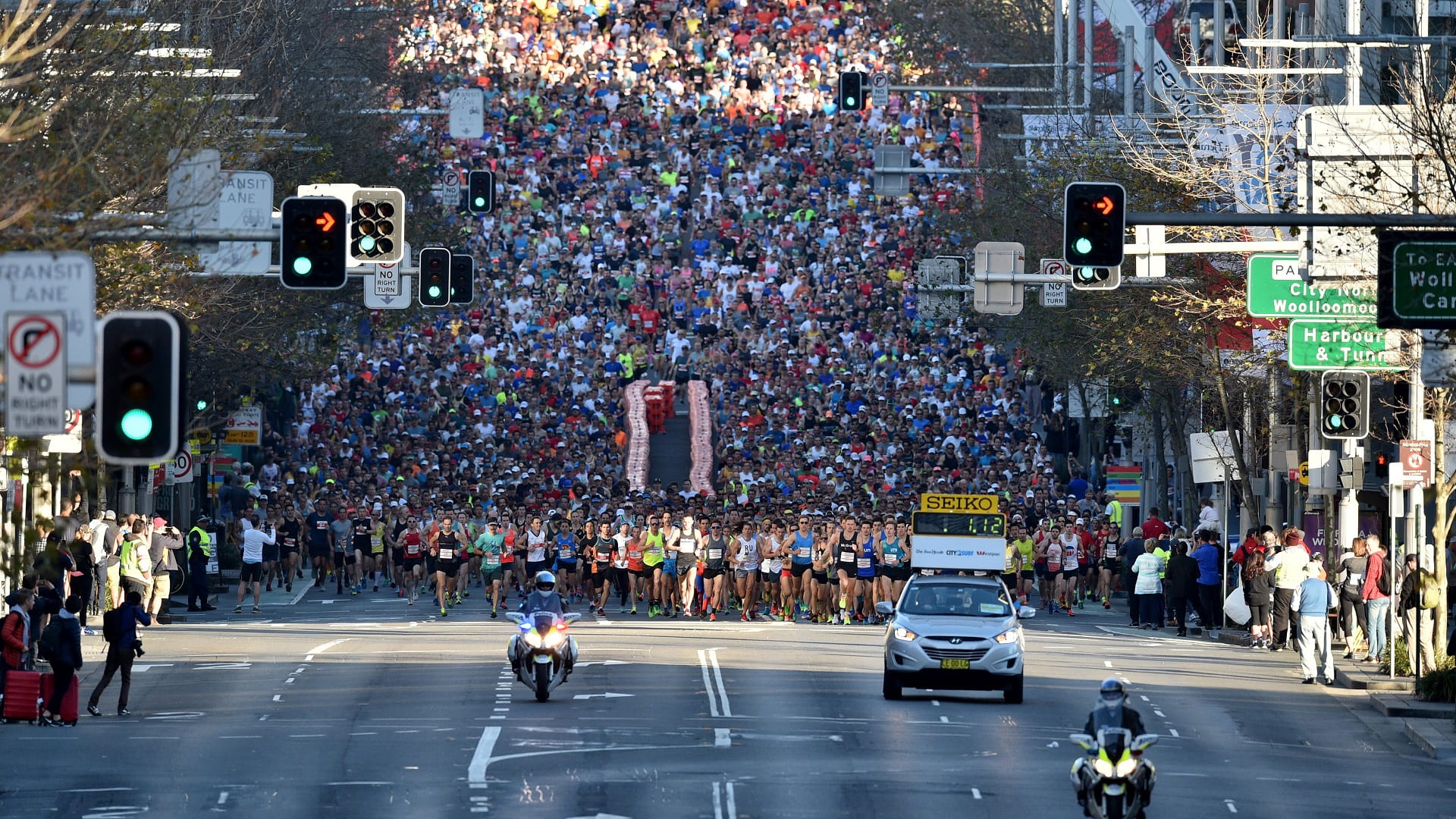 Image for the title: Thousands revive Sydney's famous road race after COVID hiatus 